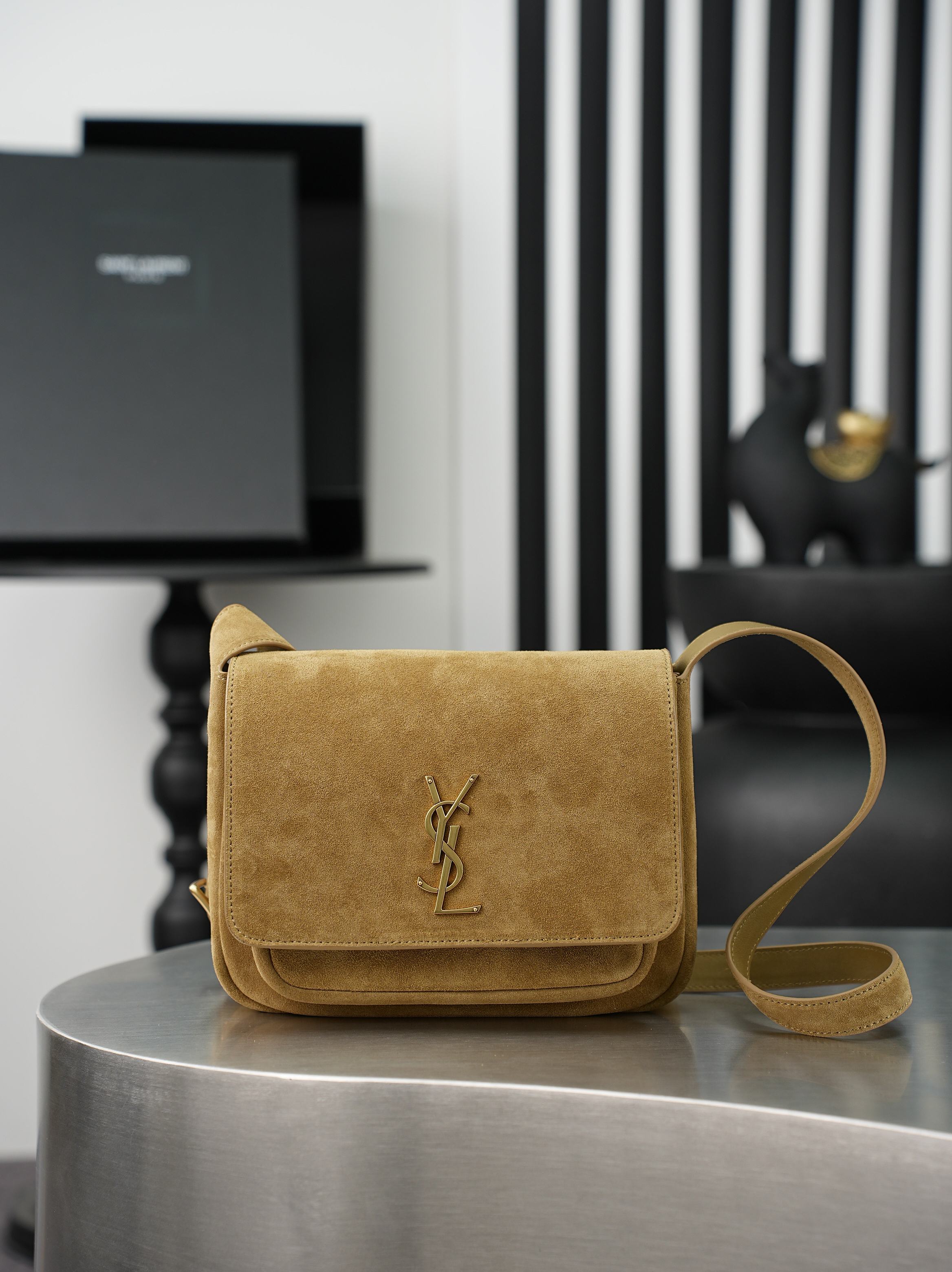 NO:894965,Gold leaf matte/gold The new Saint Laurent classic Niki handbag launches a new and unique Besace saddle bag shape. It is made of caramel brown vegetable tanned cowhide to create the bag body, decorated with a soft heart flap closure, and highlights the YSL gold logo buckle. The bag is equipped with 2 compartments and an adjustable shoulder strap, suitable for Bohemian style outfits, or Maillard style for autumn and winter, showing a retro and fashionable temperament  Model 718556 [original leather] batch size 22x16x8cm, saint laurent, saint laurent, saint laurent, saint laurent, cowhide19860909金叶磨砂/金 新款Saint Laurent 经典Niki 手袋推出全新独特Besace 马鞍包型,采用焦糖棕色植鞣牛皮打造包身,饰以柔软心翻盖开合,烘托 YSL 金色徽标包扣.包包配置2个隔层空间和一条可调节肩带,适合搭配波西米亚风格装束,或是契合秋冬的美拉德风穿搭,流露出复古又时髦的气质 型号718556【原厂皮】批 尺寸22x16x8cm,圣罗兰,saint laurent,saint laurent,saint laurent,cowhide,Bag