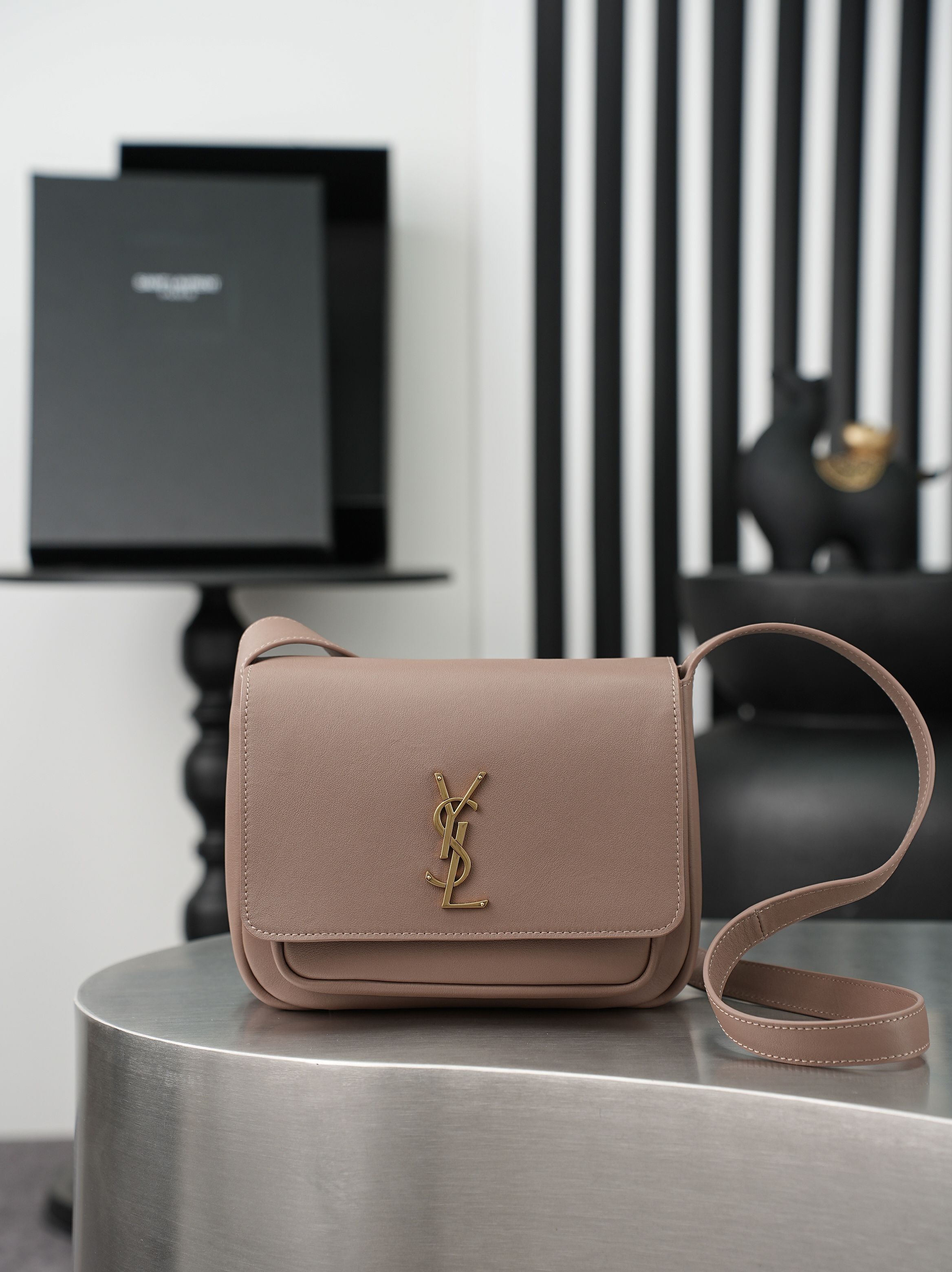 NO:894970,Khaki/Gold The new Saint Laurent classic Niki handbag launches a new and unique Besace saddle bag shape. It is made of caramel brown vegetable tanned cowhide to make the bag body, decorated with soft heart flap closure, and highlights the YSL gold logo buckle. The bag is equipped with 2 compartments and an adjustable shoulder strap, suitable for matching bohemian style outfits, or Maillard style for autumn and winter, showing a retro and fashionable temperament  Model 718556 [original leather] batch size 22x16x8cm, saint laurent, saint laurent, saint laurent, saint laurent, cowhide19860909卡其色/金 新款Saint Laurent 经典Niki 手袋推出全新独特Besace 马鞍包型,采用焦糖棕色植鞣牛皮打造包身,饰以柔软心翻盖开合,烘托 YSL 金色徽标包扣.包包配置2个隔层空间和一条可调节肩带,适合搭配波西米亚风格装束,或是契合秋冬的美拉德风穿搭,流露出复古又时髦的气质 型号718556【原厂皮】批 尺寸22x16x8cm,圣罗兰,saint laurent,saint laurent,saint laurent,cowhide,Bag
