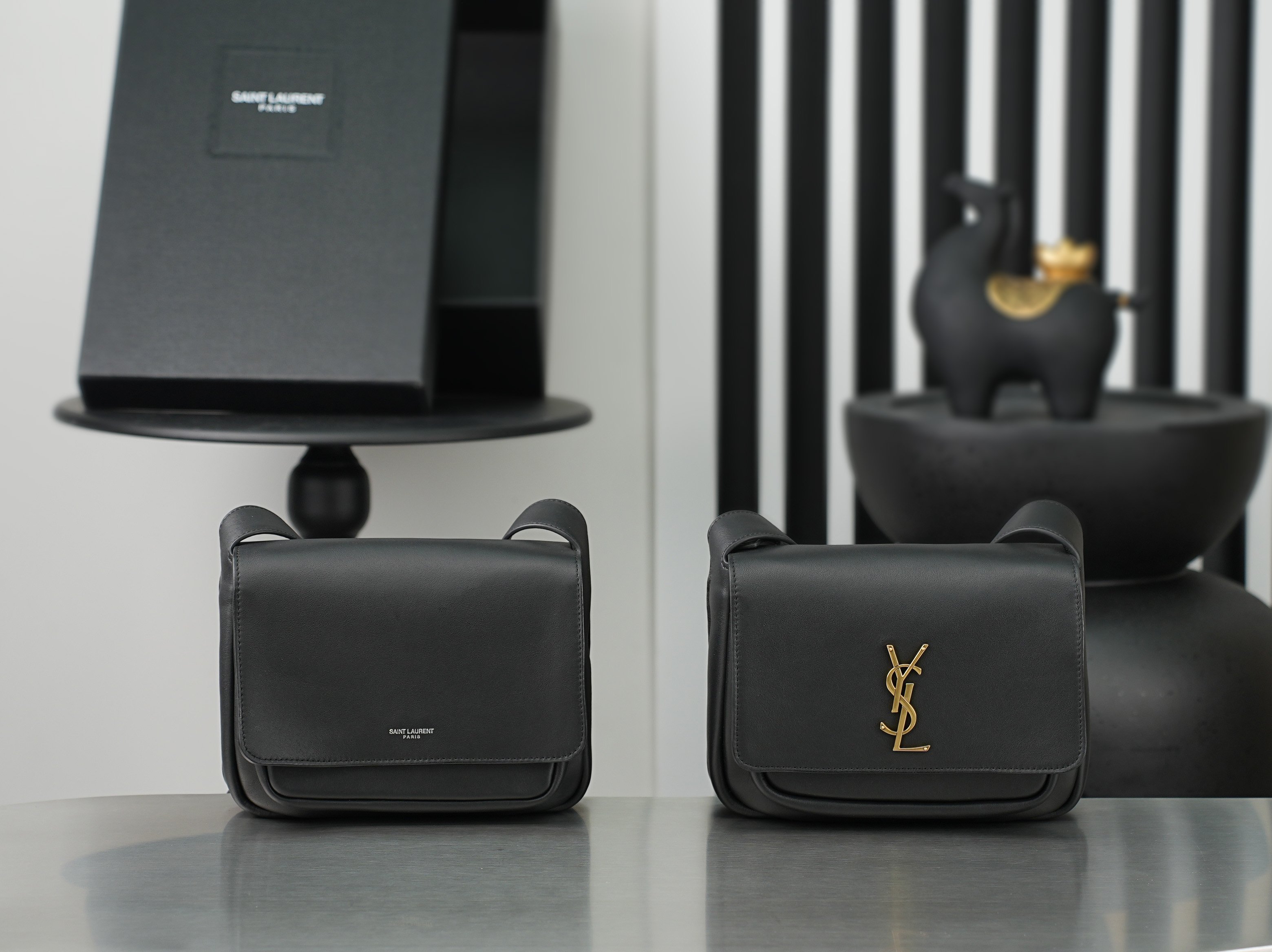 NO:894975,Black/Gold The new Saint Laurent classic Niki handbag launches a new and unique Besace saddle bag shape. It is made of caramel brown vegetable tanned cowhide to make the bag body, decorated with soft heart flap closure, and highlights the YSL gold logo buckle. The bag is equipped with 2 compartments and an adjustable shoulder strap, suitable for Bohemian style outfits, or Maillard style for autumn and winter, showing a retro and fashionable temperament  Model 718556 [original leather] batch size 22x16x8cm, saint laurent, saint laurent, saint laurent, saint laurent, cowhide19860909黑色/金 新款Saint Laurent 经典Niki 手袋推出全新独特Besace 马鞍包型,采用焦糖棕色植鞣牛皮打造包身,饰以柔软心翻盖开合,烘托 YSL 金色徽标包扣.包包配置2个隔层空间和一条可调节肩带,适合搭配波西米亚风格装束,或是契合秋冬的美拉德风穿搭,流露出复古又时髦的气质 型号718556【原厂皮】批 尺寸22x16x8cm,圣罗兰,saint laurent,saint laurent,saint laurent,cowhide,Bag