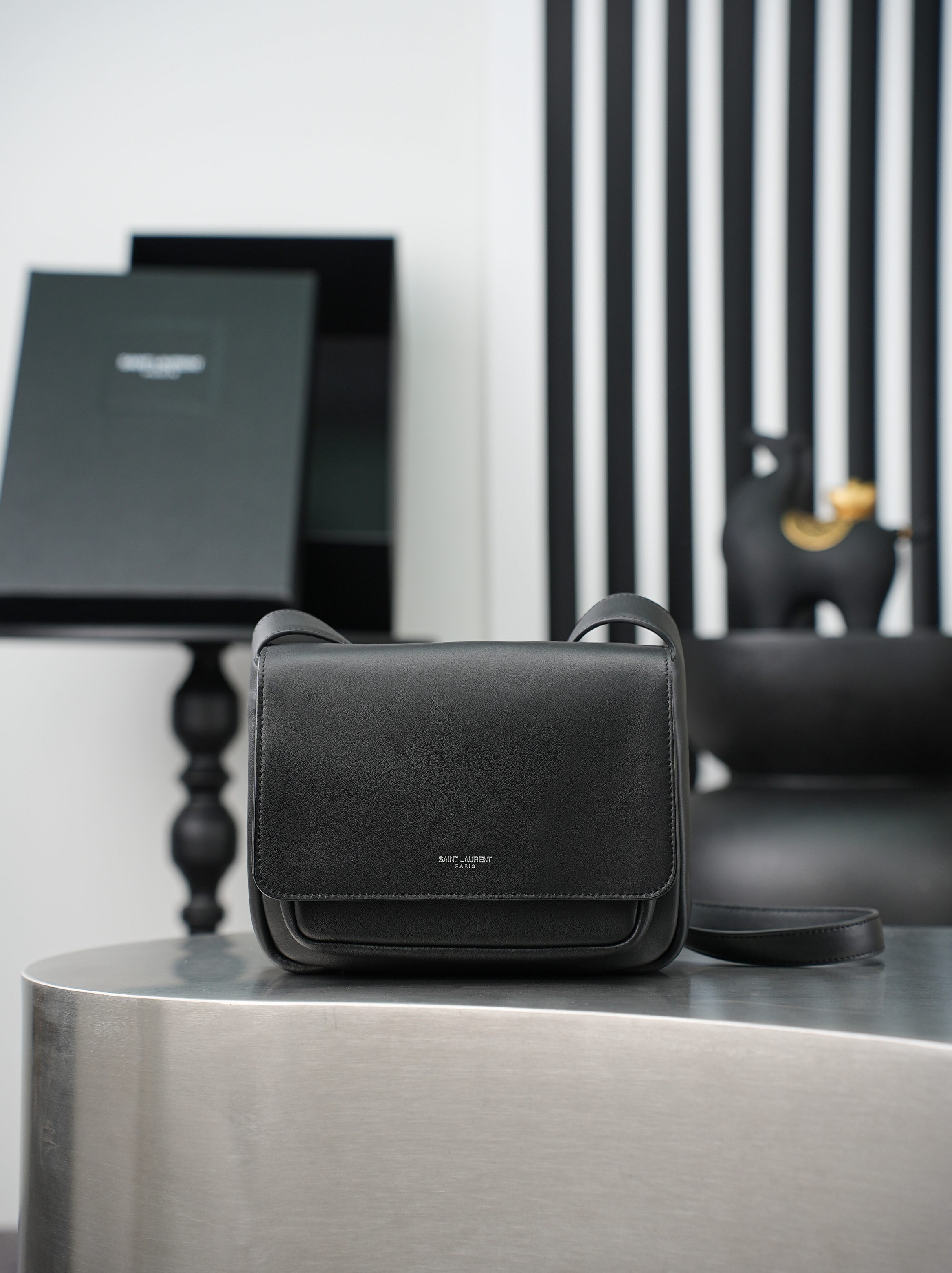 NO:894980,Black/Silver The new Saint Laurent classic Niki handbag launches a new and unique Besace saddle bag shape. It is made of caramel brown vegetable tanned cowhide to make the bag body, decorated with a soft heart flap closure, and highlights the YSL gold logo buckle. The bag is equipped with 2 compartments and an adjustable shoulder strap, suitable for Bohemian style outfits, or Maillard style for autumn and winter, showing a retro and fashionable temperament.  Model 718556 [original leather] batch size 22x16x8cm, saint laurent, saint laurent, saint laurent, saint laurent, cowhide19860909黑色/银 新款Saint Laurent 经典Niki 手袋推出全新独特Besace 马鞍包型,采用焦糖棕色植鞣牛皮打造包身,饰以柔软心翻盖开合,烘托 YSL 金色徽标包扣.包包配置2个隔层空间和一条可调节肩带,适合搭配波西米亚风格装束,或是契合秋冬的美拉德风穿搭,流露出复古又时髦的气质 型号718556【原厂皮】批 尺寸22x16x8cm,圣罗兰,saint laurent,saint laurent,saint laurent,cowhide,Bag