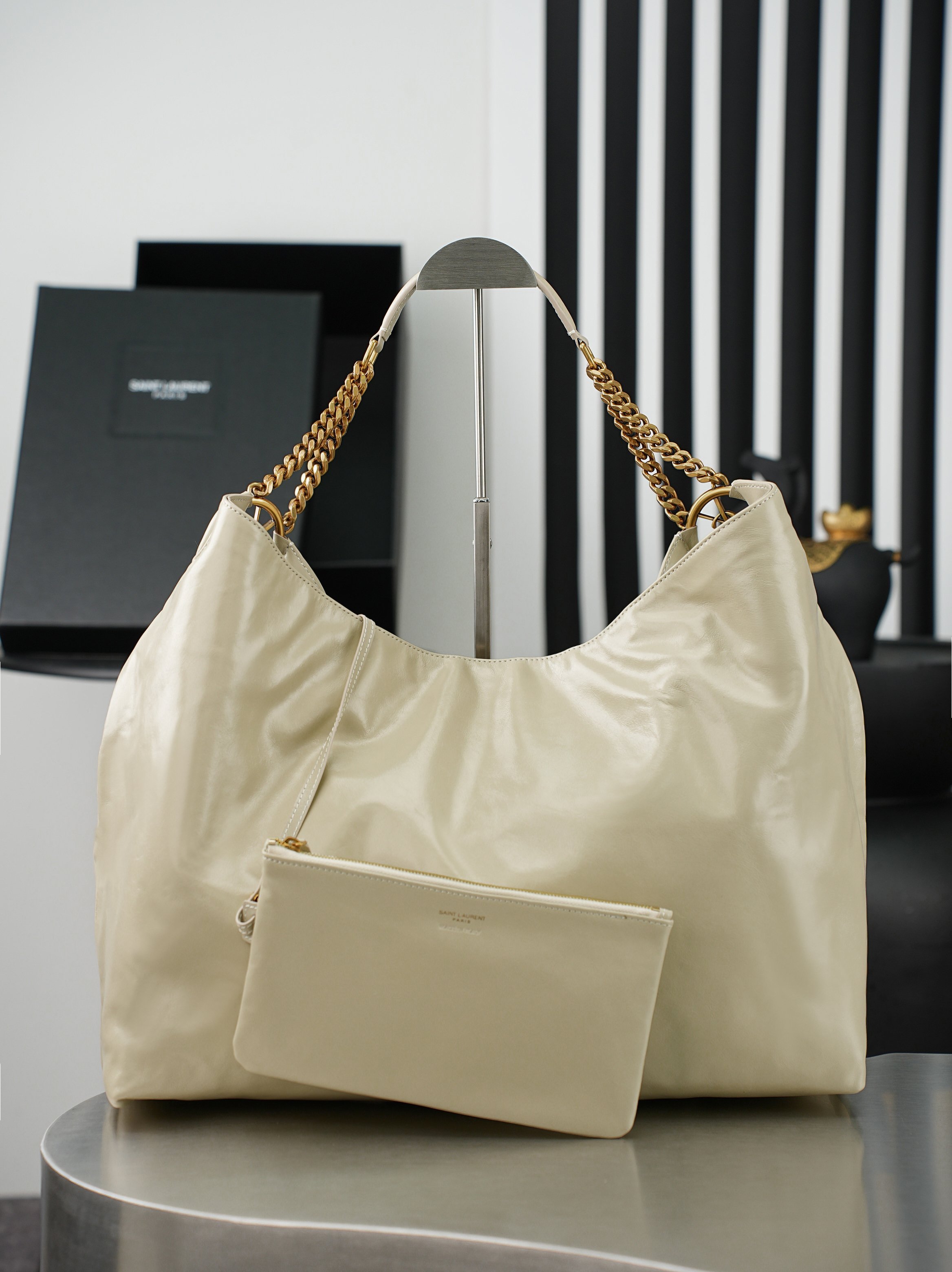 NO:855040,[Original leather] Hortense hobo handbag, lazy hobo style with old gold buckle logo, low-key and high-end, the texture of waxed cowhide is really amazing, soft but very stylish, with a casual sense of wrinkles, the more you wear it, the more it tastes!  It has a huge capacity and can be used for commuting, dating, and traveling. It doesn’t matter what you wear!  Batch model 871220 size 41×35×15cm, saint laurent, saint laurent, cowhide19860909【原厂皮】Hortense hobo手袋 慵懒的hobo款 做旧金扣logo 低调又高级,油蜡牛皮的质感真的绝了,软乎乎却很有型,自带随性的褶皱感,越背越有味道！容量巨能装,通勤、约会、出游都ok,完全不挑穿搭！批 型号871220 尺寸41×35×15cm,圣罗兰,saint laurent,cowhide,Bag