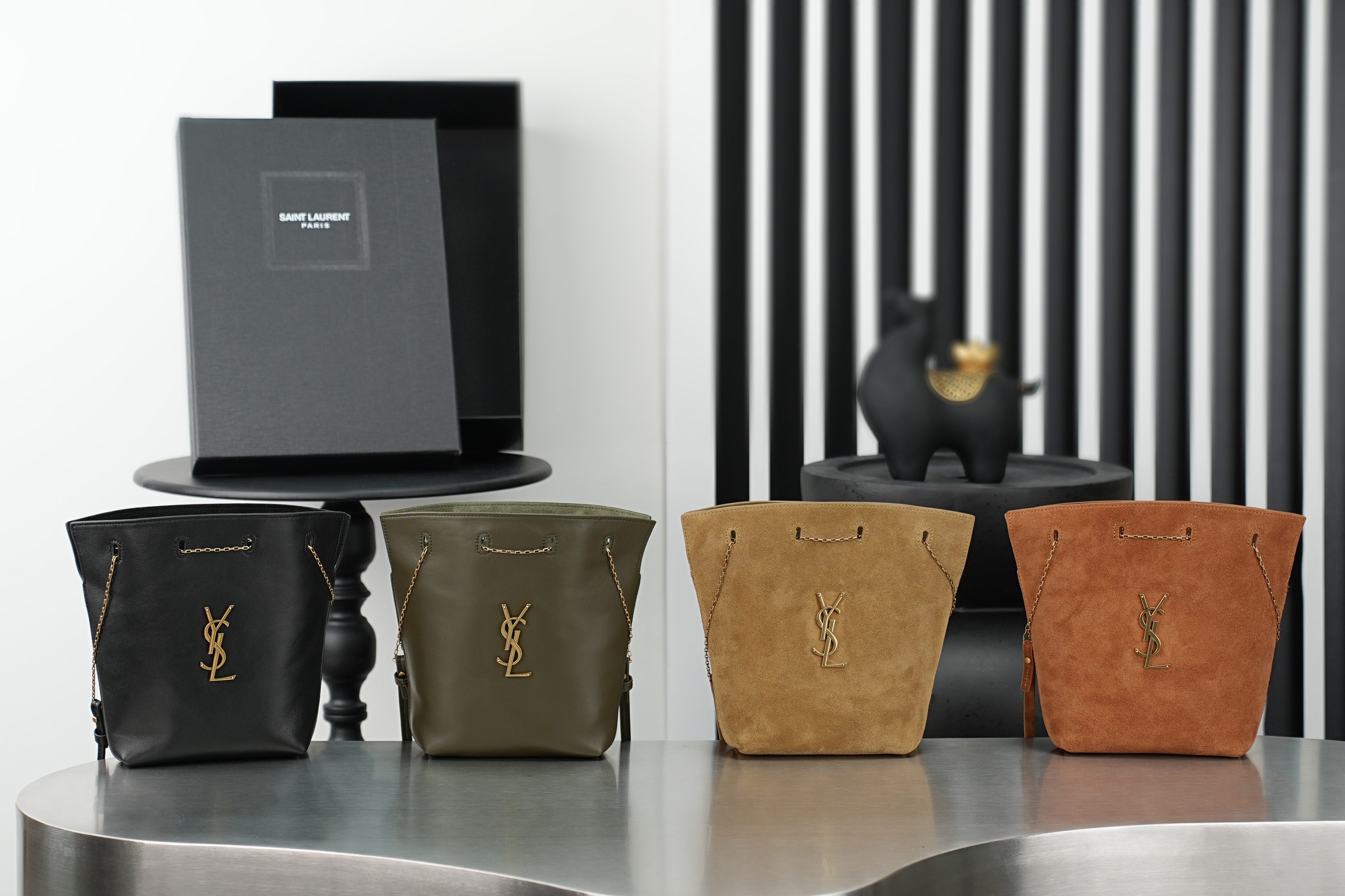 NO:894899,POCHON bucket bag is simply soft and rustic, highlighting the beauty of women. The Y family always has a unique vision and a deep heart for fashion. The bag is made of imported suede leather. The leather is smooth, delicate and soft. It has a fixed multi-functional design, which can be used for sports, commuting and multiple scenes. It is casual and lazy, natural and free and easy, full of personality, simple but not simple. Batch number 801070 Size 20×24×3cm, Yves Saint Laurent, saint  laurent, chamois leather19860909POCHON 水桶包 简直是又柔又飒,戳中了女性的美,Y家总是眼光独到,深的时尚顶流的心,包包采用进口麂皮,皮质光滑细腻柔软,定格多功能设计,可运动、可通勤、多场景运用.随性慵懒、自然洒脱,充满个性,简约却不简单.批 款号801070 尺寸20×24×3cm,圣罗兰,saint laurent,chamois leather,Bag
