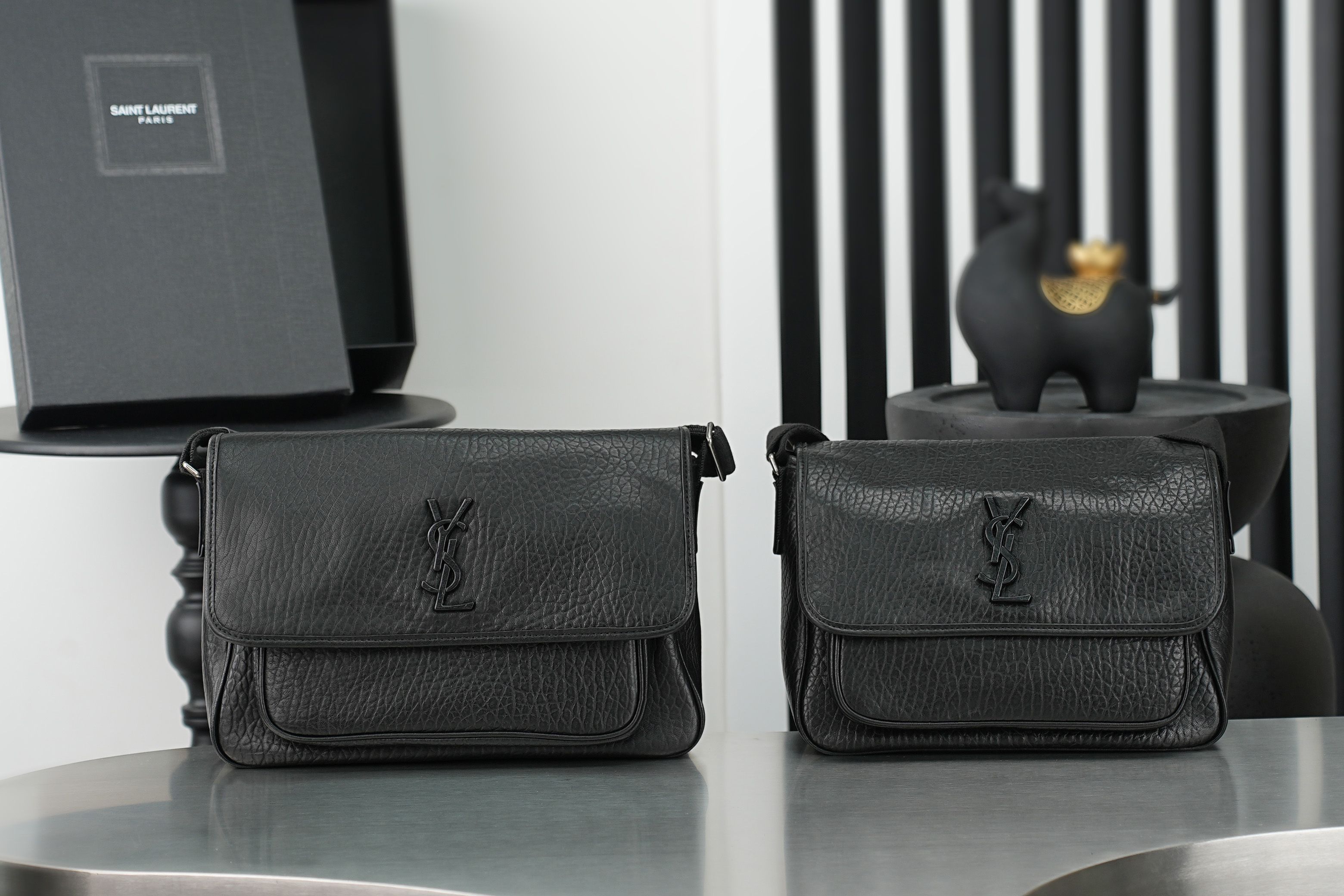 NO:895431,Niki_28cm Elephant grain sheepskin style Salt style college style shoulder crossbody bag for men and women. Lightweight and soft lambskin. Overall low-key luxury and versatile. Commuting bag style can be casual or salty. The black black logo design is more simple. The shoulder strap is not removable. Easy to concave shape. If you like it, you can definitely buy it. It is a timeless style. Model No. 633178. Size 28-20-8.5cm, Yves Saint Laurent, saint.  laurent,satchels,crossbody bags,sheepskin19860909Niki_28cm 大象纹羊皮款 男女可背的盐系学院风单肩斜挎包 轻便柔软的小羊皮 整体低调奢华又百搭 通勤包型可休闲可盐 黑色black logo 设计更为简约 肩带不可拆卸 轻松凹造型 批 喜欢的宝宝完全可以入手 不会过时的款噢 款号633178 尺寸28-20-8.5cm,圣罗兰,saint laurent,satchels,crossbody bags,sheepskin,Bag