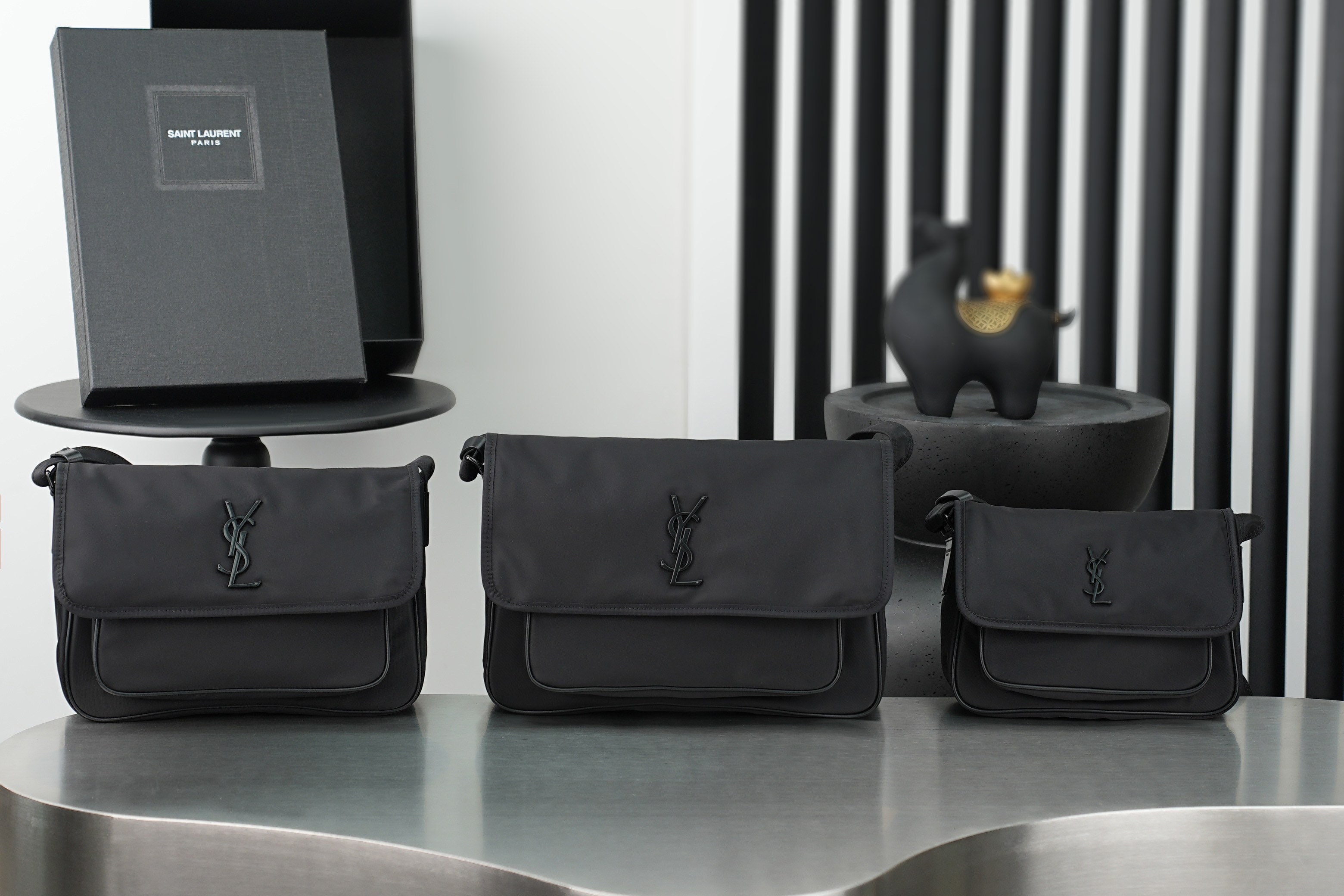 NO:895434,Black·Niki_22cm nylon style Salt style college-style shoulder crossbody bag that can be carried by men and women. Lightweight nylon fabric. Overall low-key luxury and versatile. Commuting bag can be casual or salty. The black black logo design is more simple. The shoulder strap is not removable. Easy to concave shape. If you like the baby, you can definitely buy it. It is a timeless style. Model number 633151-1. Size 22×16.5×12cm, Yves Saint Laurent, Saint  laurent,satchels,crossbody bags19860909黑色·Niki_22cm 尼龙款 男女可背的盐系学院风单肩斜挎包 轻便的尼龙布料 整体低调奢华又百搭 通勤包型可休闲可盐 黑色black logo 设计更为简约 肩带不可拆卸 轻松凹造型 喜欢的宝宝完全可以入手 不会过时的款噢 款号633151-1 尺寸22×16.5×12cm,圣罗兰,saint laurent,satchels,crossbody bags,Bag