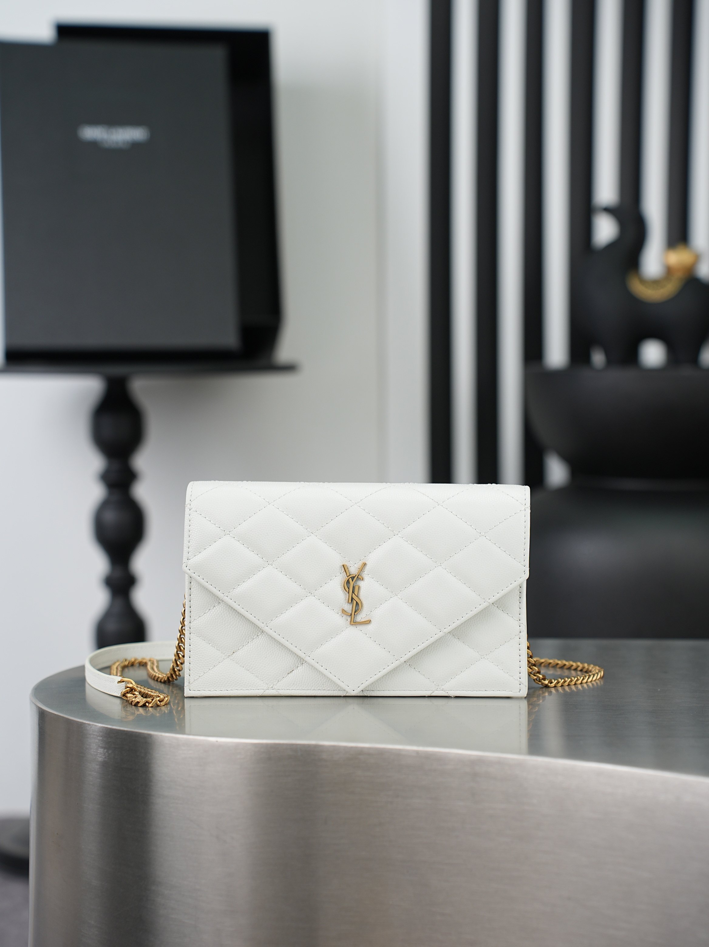 NO:895035,YSL Becky diamond pattern chain bag, ball pattern lambskin + metal chain, simple, elegant and super texture. Diamond pattern quilting technology, matched with YSL metal logo, low-key and exquisite. The chain can be worn on one shoulder or crossbody, with moderate capacity, perfect for commuting and going out on the street!  Lambskin is soft, durable and versatile, and can be easily controlled in all seasons. It has a French sense of relaxation. Batch size 20×13×5cm model 871149F54, saint laurent, saint laurent, saint laurent, sheepskin19860909YSL Becky菱格纹链条包,球纹小羊皮+金属链条,简约优雅又超有质感.菱格纹绗缝工艺,搭配YSL金属徽标,低调精致.链条可单肩/斜挎,容量适中,通勤出街都很OK！小羊皮柔软耐用百搭,四季都能轻松驾驭,法式松弛感拿捏住啦 批 尺寸20×13×5cm 型号871149F54,圣罗兰,saint laurent,saint laurent,sheepskin,Bag