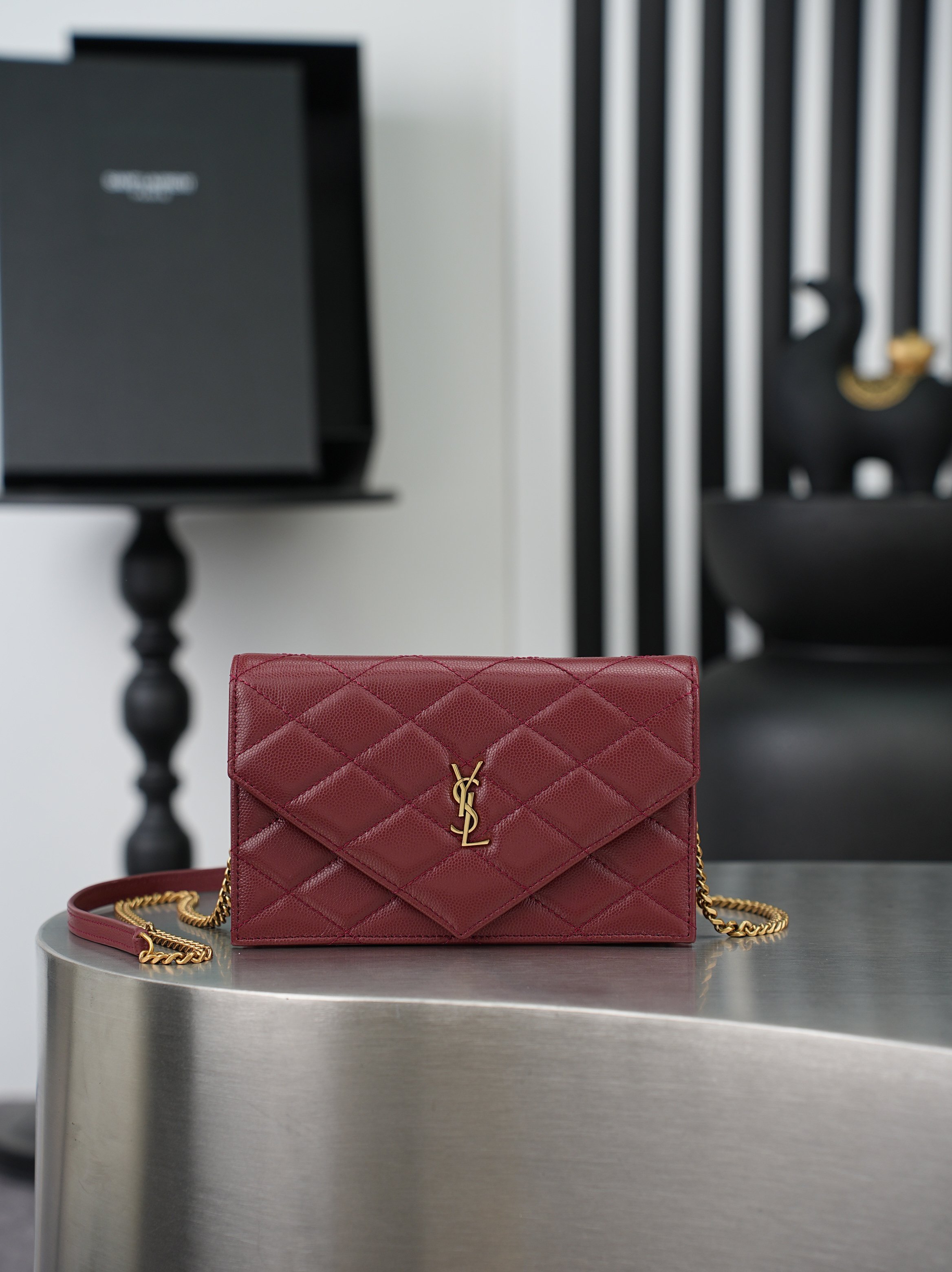 NO:895049,YSL Becky diamond pattern chain bag, ball pattern lambskin + metal chain, simple, elegant and super texture. Diamond pattern quilting technology, matched with YSL metal logo, low-key and exquisite. The chain can be worn on one shoulder or crossbody, with moderate capacity, perfect for commuting and going out on the street!  Lambskin is soft, durable and versatile, and can be easily controlled in all seasons. It has a French sense of relaxation. Batch size 20×13×5cm model 871149, saint laurent, saint laurent, saint laurent, sheepskin19860909YSL Becky菱格纹链条包,球纹小羊皮+金属链条,简约优雅又超有质感.菱格纹绗缝工艺,搭配YSL金属徽标,低调精致.链条可单肩/斜挎,容量适中,通勤出街都很OK！小羊皮柔软耐用百搭,四季都能轻松驾驭,法式松弛感拿捏住啦 批 尺寸20×13×5cm 型号871149,圣罗兰,saint laurent,saint laurent,sheepskin,Bag