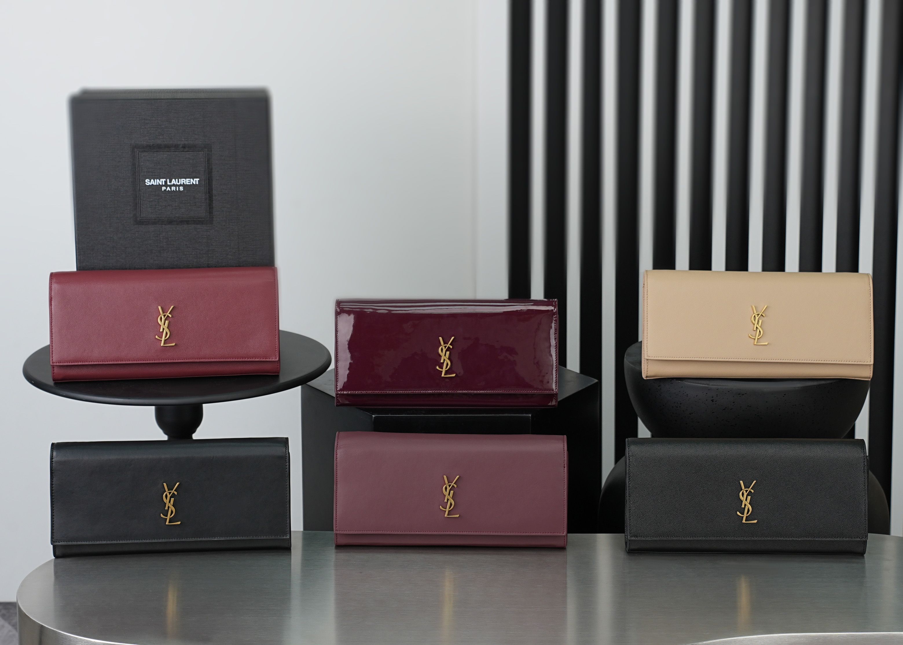 NO:895043,YSL chain armpit bag, classic cowhide + gold chain, simple and highly recognizable. YSL metal logo on the front, perfect texture!  The size is just right for daily small items such as mobile phones and card holders. The chain can be worn on one shoulder or across the body, making it easy to carry for commuting or dinner. The black and gold color scheme is versatile, fashionable and practical. It is one of YSL's popular items and is really worth buying!  Batch model 851921 size 28x12x4cm, saint laurent, saint laurent, saint laurent, cowhide19860909YSL链条腋下包,经典牛皮+金色链条,简约又超有辨识度.正面YSL金属Logo,质感满分！尺寸刚好能装手机、卡包等日常小物,链条可单肩or斜挎,通勤、晚宴都能轻松驾驭～黑金配色百搭,时尚又实用,是YSL热门单品之一,真的很值得入手！批 型号851921 尺寸28x12x4cm,圣罗兰,saint laurent,saint laurent,cowhide,Bag