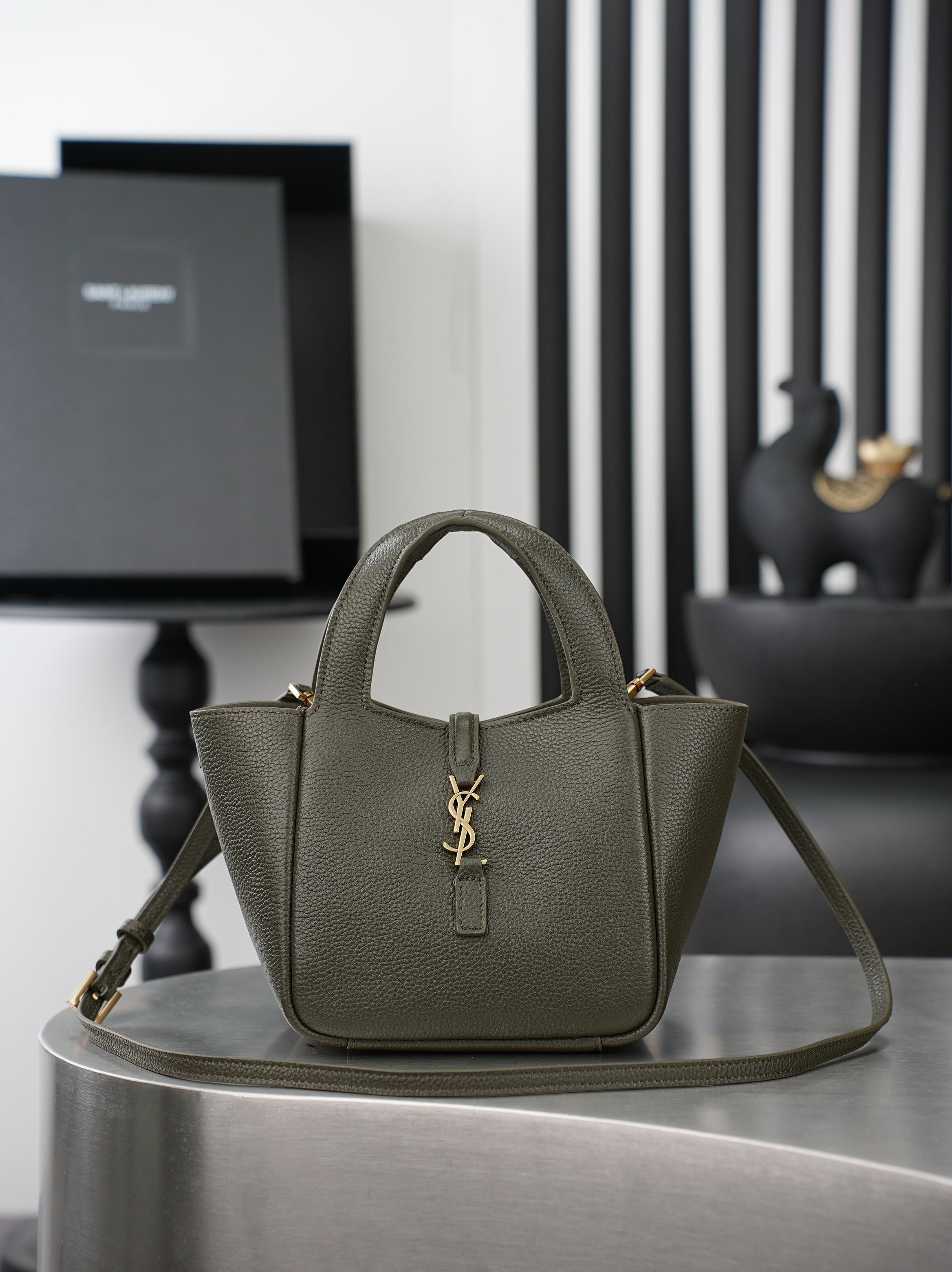 NO:855133,Small green gold buckle · Bea_new shopping bag/hobo bag, batch YSL Bea small tote bag, made of soft deerskin, delicate and wear-resistant, black gold color + metal logo is very recognizable. Simple and elegant design, can be carried on the shoulder or shoulder, suitable for commuting and leisure. Moderate capacity, easy to hold daily items, practical and fashionable!  The Bea series focuses on relaxation and can be easily controlled in the workplace and life. It is one of YSL's most popular models. Size 18x15x13cm Model 872469, Saint Laurent, saint laurent, saint laurent, totes19860909小号绿色色金扣· Bea_新款购物袋/hobo包,批 YSL Bea小号托特包,选用柔软鹿皮,手感细腻耐磨,黑金配色+金属Logo超有辨识度.简约大气设计,手提肩背都OK,通勤休闲都能搭.容量适中,日常物品轻松装下,实用又时髦！Bea系列主打松弛感,职场生活都能轻松驾驭,是YSL热门款之一. 尺寸18x15x13cm 型号872469,圣罗兰,saint laurent,saint laurent,totes,Bag