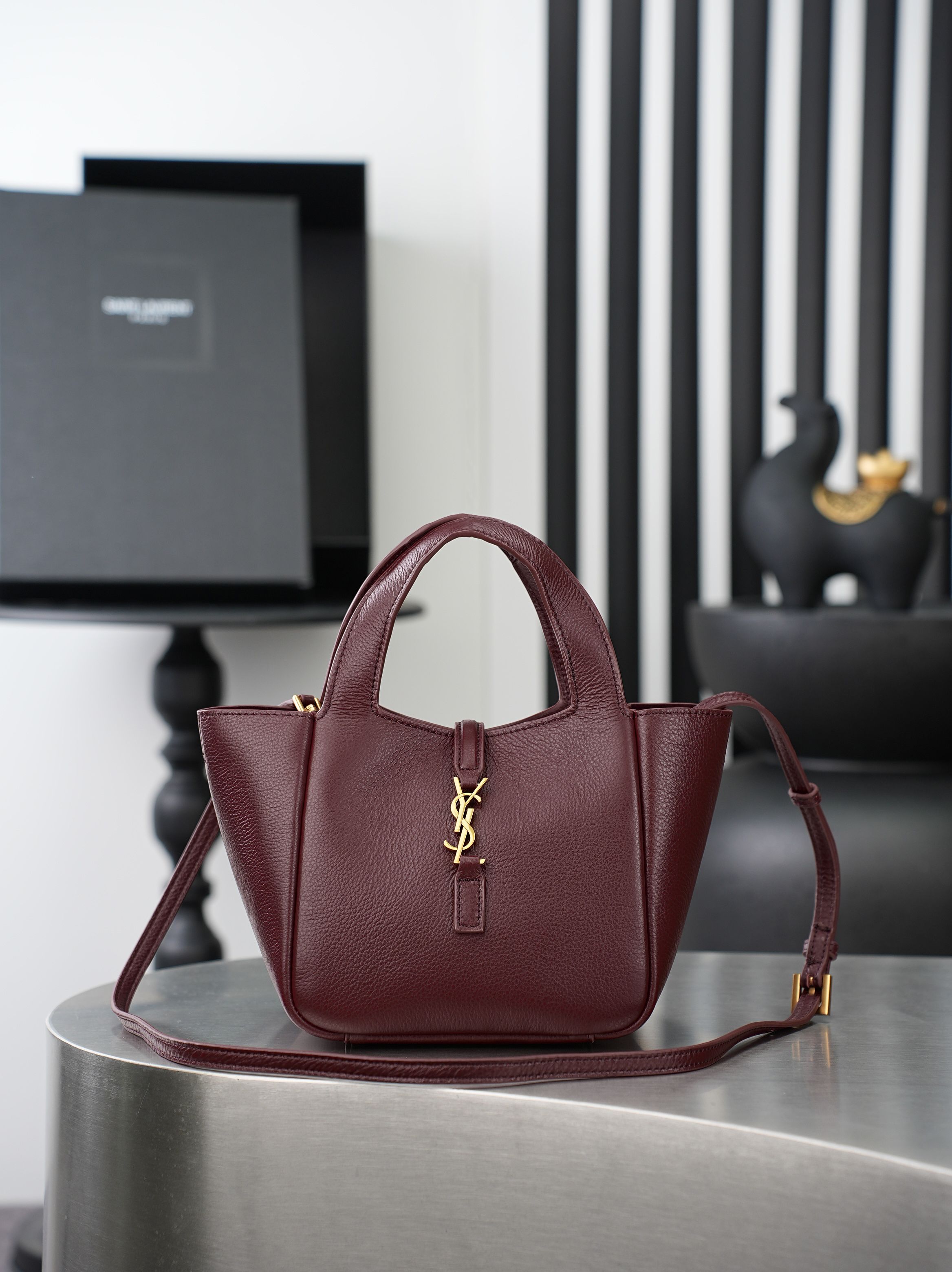 NO:855064,Small burgundy gold buckle · Bea_new shopping bag/hobo bag, batch YSL Bea small tote bag, made of soft deerskin, delicate and wear-resistant, black gold color + metal logo is very recognizable. Simple and elegant design, can be carried on the shoulder or shoulder, suitable for commuting and leisure. Moderate capacity, easy to hold daily items, practical and fashionable!  The Bea series focuses on relaxation and can be easily controlled in the workplace and life. It is one of YSL's most popular models. Size 18x15x13cm Model 872469, Saint Laurent, saint laurent, saint laurent, totes19860909小号酒红色金扣· Bea_新款购物袋/hobo包,批 YSL Bea小号托特包,选用柔软鹿皮,手感细腻耐磨,黑金配色+金属Logo超有辨识度.简约大气设计,手提肩背都OK,通勤休闲都能搭.容量适中,日常物品轻松装下,实用又时髦！Bea系列主打松弛感,职场生活都能轻松驾驭,是YSL热门款之一. 尺寸18x15x13cm 型号872469,圣罗兰,saint laurent,saint laurent,totes,Bag