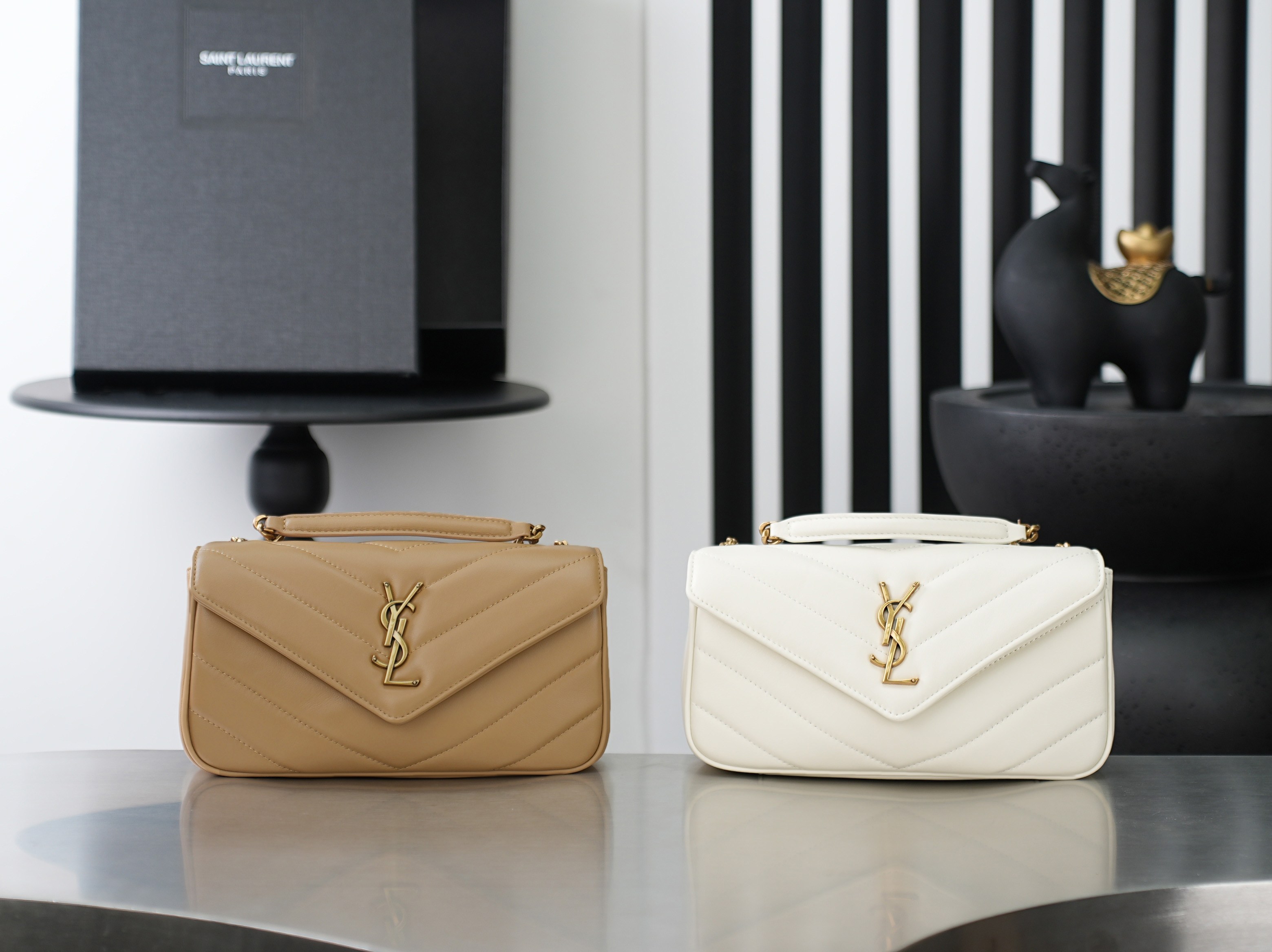 NO:940305,LOULOU quilted lambskin handbag is made of delicate and soft lambskin. The iconic V-shaped quilting is full and three-dimensional. It is matched with a retro gold logo and a twist chain. It has a French high-end texture. It is equipped with a handheld and adjustable shoulder strap design, which can be switched between handheld, one-shoulder or cross-body. It is suitable for various commuting and dating scenarios. It is an ideal choice for both elegance and practicality. Batch model 869461  Size 25x13x6cm, saint laurent, saint laurent, sheepskin19860909LOULOU绗缝小羊皮手提包 以细腻柔软的小羊皮打造,标志性V形绗缝饱满立体,搭配复古金logo徽标与麻花链条,自带法式高级质感.配备手提与可调节肩带设计,可手提、单肩或斜挎切换,适配通勤与约会多种场景,是优雅与实用兼具的理想之选.批 型号869461 尺寸25x13x6cm,圣罗兰,saint laurent,sheepskin,Bag