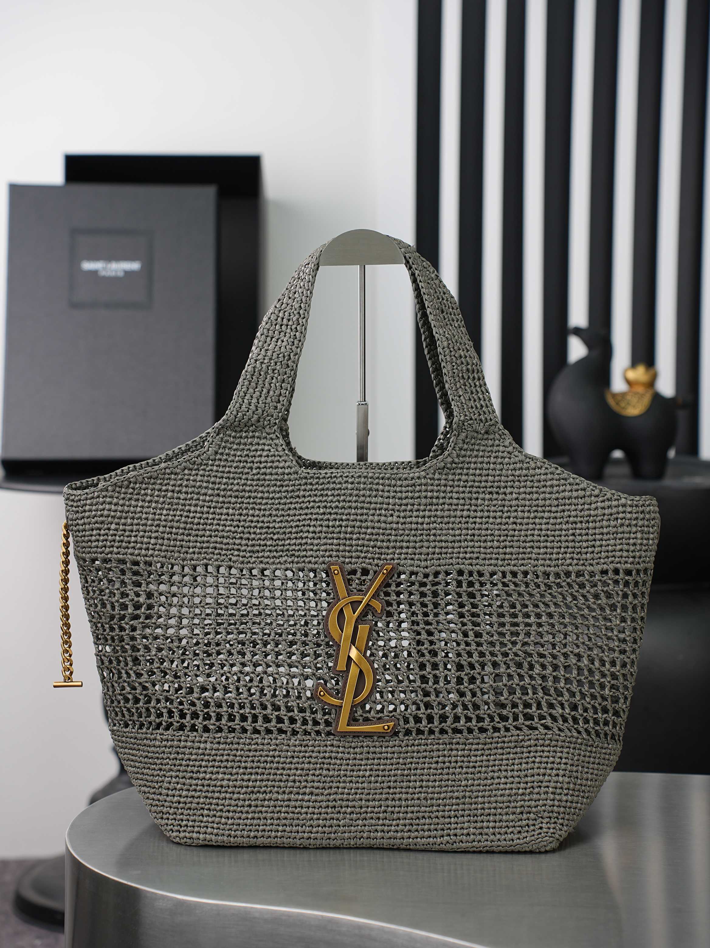 NO:895537,Braided gray gold, a new small size icare shopping bag is online. The iconic ICARE handbag is presented in a versatile tote bag size. The handbag shows modern charm and can be worn in a variety of ways. Compared with the large size, it is more refined and compact, suitable for daily outings or commuting.  The top-grade Nappa sheepskin feels soft and fufu-free, and it doesn’t tighten your shoulders even after being carried for a long time. The bag is lightweight and can be worn casually with a shirt or a sweater. It will give you that casual and elegant Parisian sense of relaxation. Whoever carries it will look better! Best commuter bag batch  Model 868748~188530 Size: 31/46 x 28 x 15/5cm Handle height: 20cm, saint laurent, saint laurent, totes, shirts, sheepskin19860909编织灰金,全新小号icare购物袋上线,标志性ICARE手袋以百搭托特包尺寸呈现.手袋展现现代魅力,演绎多种佩戴方式.比起大号更显精致小巧,日常出门或通勤背都超合适~顶级纳帕羊皮摸起来软fufu的,背久了也完全不勒肩,包身轻便,随便搭件衬衫或针织衫,那种随性又优雅的巴黎松弛感就出来了,谁背谁好看!最佳通勤包批 型号868748~188530 尺寸:31/46 x 28 x 15/5cm 提手高度:20cm,圣罗兰,saint laurent,totes,shirts,sheepskin,Bag