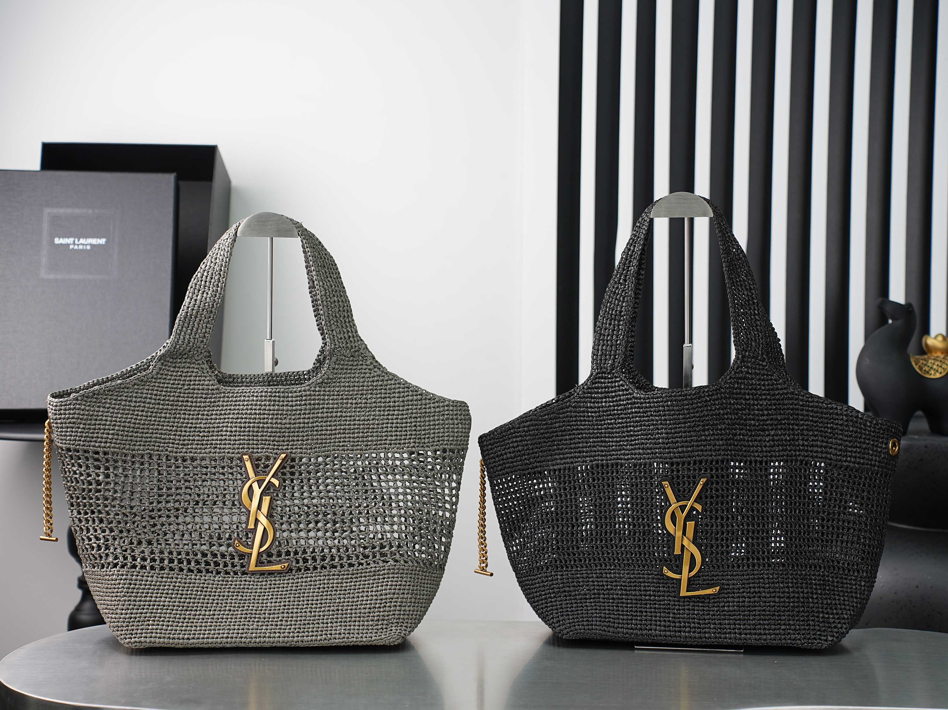 NO:895542,Braided black gold, a new small icare shopping bag is online, and the iconic ICARE handbag is presented in a versatile tote bag size. The handbag shows modern charm and can be worn in a variety of ways. Compared with the large size, it is more refined and compact, suitable for daily outings or commuting.  The top-grade Nappa sheepskin feels soft and fufu-free, and it doesn’t tighten your shoulders even after being carried for a long time. The bag is lightweight and can be worn casually with a shirt or a sweater. It will give you that casual and elegant Parisian sense of relaxation. Whoever carries it will look better! Best commuter bag batch  Model 868748~188530 Size: 31/46 x 28 x 15/5cm Handle height: 20cm, saint laurent, saint laurent, totes, shirts, sheepskin19860909编织黑金,全新小号icare购物袋上线,标志性ICARE手袋以百搭托特包尺寸呈现.手袋展现现代魅力,演绎多种佩戴方式.比起大号更显精致小巧,日常出门或通勤背都超合适~顶级纳帕羊皮摸起来软fufu的,背久了也完全不勒肩,包身轻便,随便搭件衬衫或针织衫,那种随性又优雅的巴黎松弛感就出来了,谁背谁好看!最佳通勤包批 型号868748~188530 尺寸:31/46 x 28 x 15/5cm 提手高度:20cm,圣罗兰,saint laurent,totes,shirts,sheepskin,Bag
