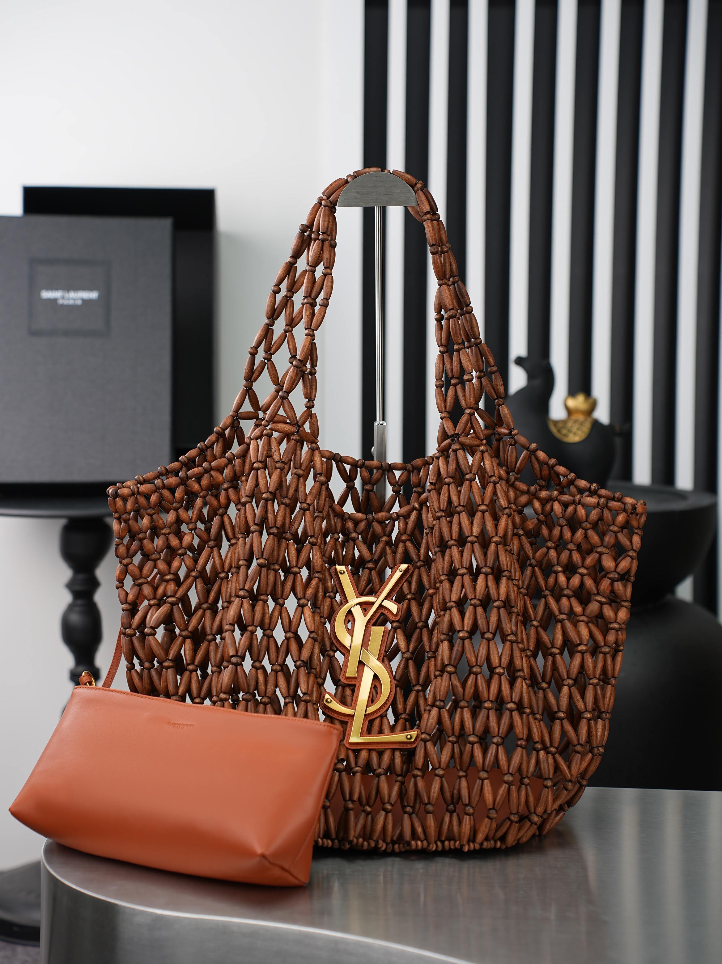 NO:895531,698651 Wood Beads/Gold YSL ICARE MEDIUM Wood Bead Woven Tote Bag uses natural wood beads as bones and is hand-woven to create a transparent mesh outline, which is like weaving the summer wind into the bag. The brown wood color has a retro filter and is paired with a leather YSL plaque, which balances laziness and sophistication. The detachable inner liner hides daily trivialities, and the large-capacity tote can accommodate life and travel. It is a style that becomes more and more flavorful the more you use it.  Model 698651【Wooden Beads】Batch Size 31-46×28×16cm, saint laurent, saint laurent, saint laurent, totes19860909698651木珠/金 YSL ICARE MEDIUM 木珠编织托特包 以天然木珠为骨,手工编织出通透的网眼轮廓,像把夏日的风都织进了包里. 棕调木色带着复古滤镜,搭配皮革YSL饰牌,平衡了慵懒与精致. 可拆内胆藏住日常琐碎,大容量托特装得下生活与旅途,是越用越有味道的款 型号698651【木珠】批 尺寸31-46×28×16cm,圣罗兰,saint laurent,saint laurent,totes,Bag