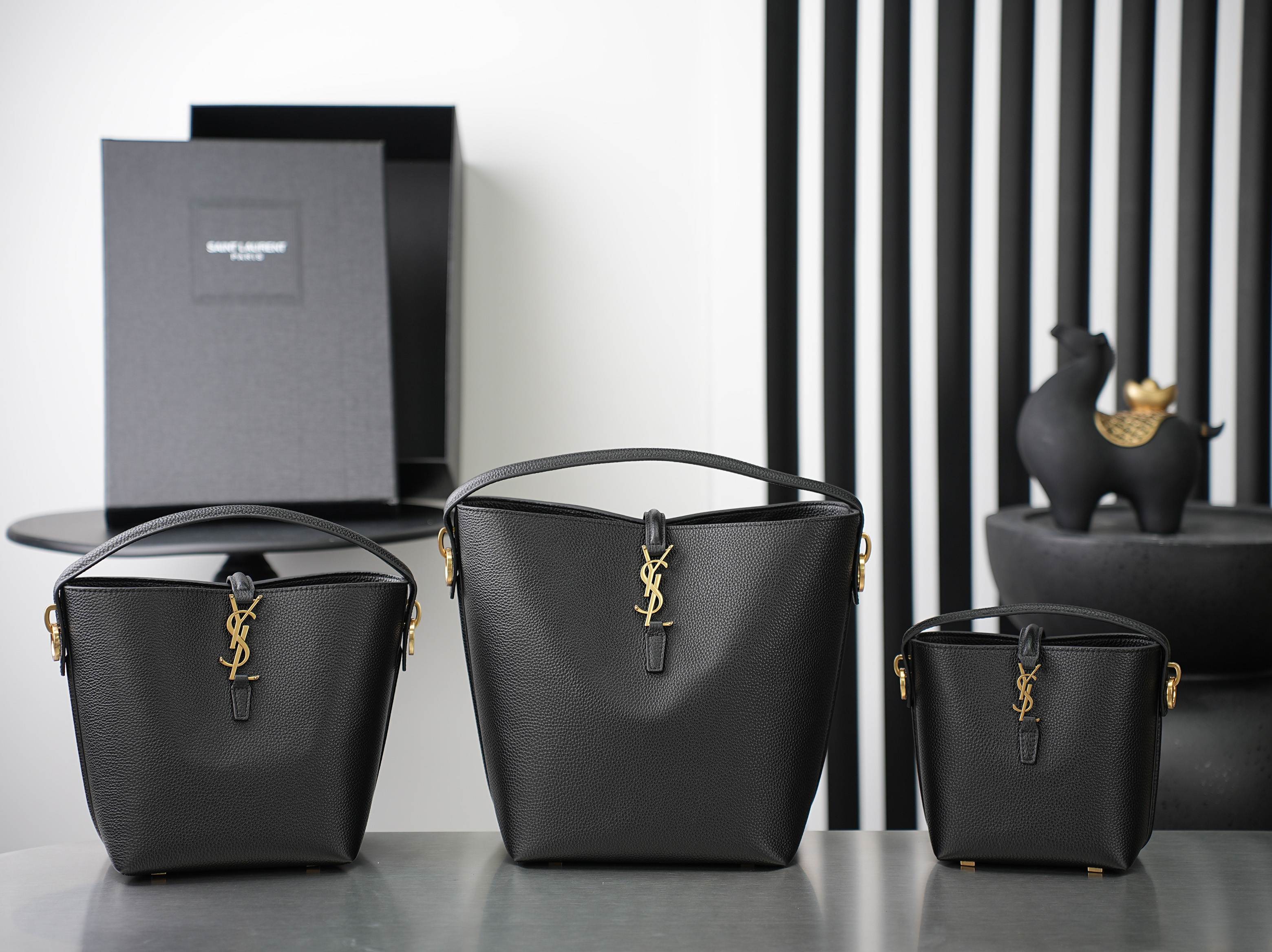 NO:895481,Black pebbled gold buckle · LE 5A7 series new super-good-looking bucket bag with handle_New bag type, made of Italian calfskin, the bag has a simple and three-dimensional outline, looks stiff but not too sharp, there is a metal foot nail at the bottom, with a classic iconic metal logo plug-in buckle, the overall gives a unique temperament that is both classic and elegant, but also very fashionable and modern!  Batch model 742828 size 26×20×12cm, saint laurent, saint laurent, cowhide19860909黑色荔枝纹金扣· LE 5A7系列之新款超好看水桶包 带手提_全新包型,采用意大利小牛皮,包身轮廓简洁、立体,看上去硬挺又不会太凌厉,底部带有个金属脚钉,搭配经典标志性金属logo的插入式包扣,整体给人一种既经典优雅,又很时髦现代的独特气质！批 型号742828 尺寸26×20×12cm,圣罗兰,saint laurent,cowhide,Bag