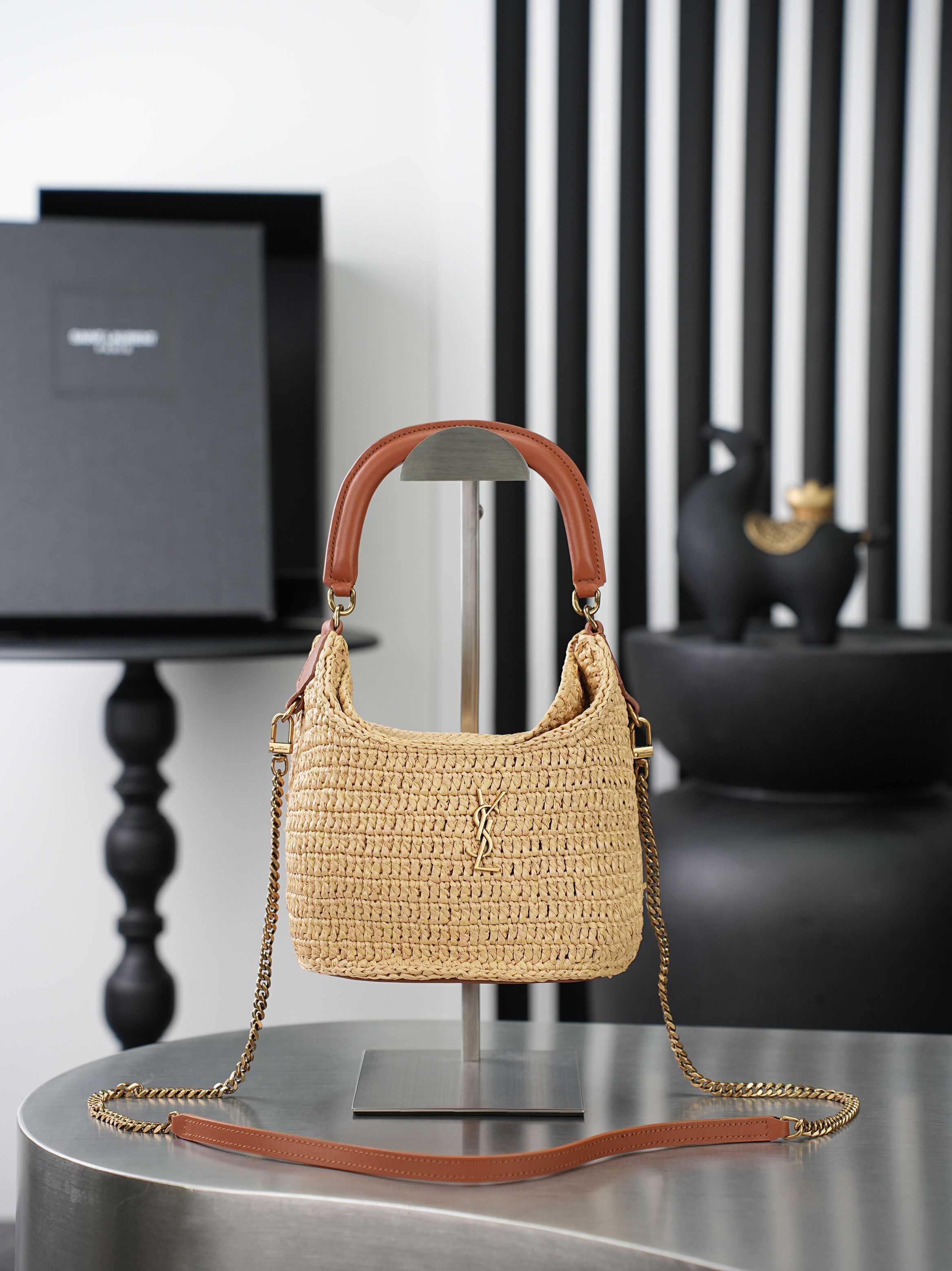 NO:894919,Woven bag·GabyBucket flip bucket bag This GabyBucket French fries bag is really something everyone will fall in love with. The top clamshell design has higher privacy and security. The raffia woven texture is matched with cowhide design, the top handle and the detachable chain shoulder pedestal. It is suitable for many occasions. It is so beautiful that you will fall in love with it at a glance. Model No. 763961 Size 19x17x15cm, Yves Saint Laurent, saint  laurent,espadrilles,cowhide19860909编织包·GabyBucket翻盖水桶包 这只GabyBucket薯条包,真的是见一个爱一个,顶部翻盖设计,私密性跟安全性都更高,拉菲草编织的纹理搭配牛皮设计,顶部提手和可拆卸链条肩蒂,适用多种场合,太美貌了,一眼就沦陷. 款号763961 尺寸 19x17x15cm,圣罗兰,saint laurent,espadrilles,cowhide,Bag