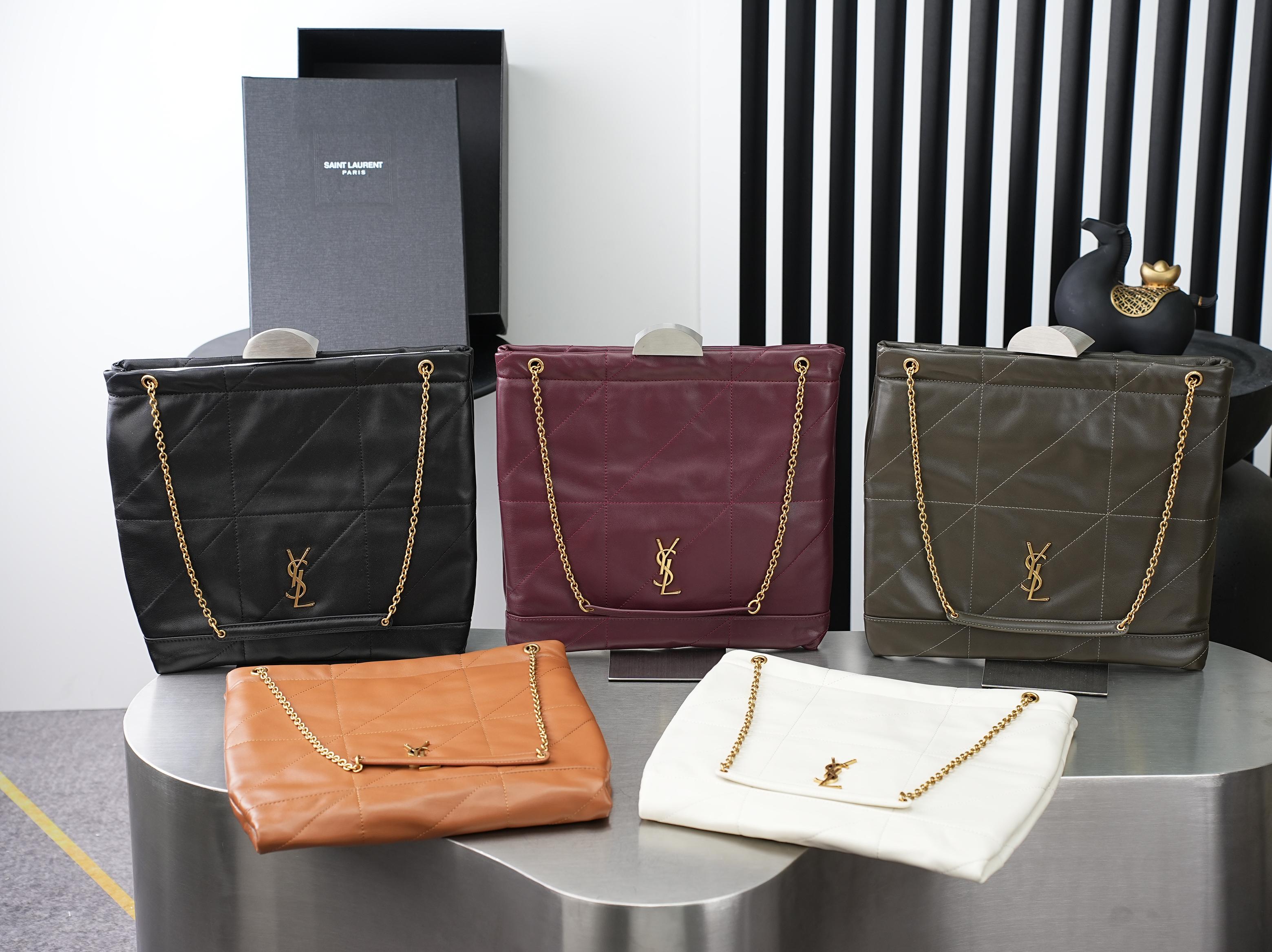 NO:894901,POCHON_New super good-looking 'garbage bag' that can be carried on your back. Brand new bag type. The bag is made of lambskin imported from Italy, with ultra-high craftsmanship quilting. The front logo hardware is matched with a chain cuff. Sweet and cool large-capacity bucket bag. Fashionable and inexpensive. Very small and feminine. It has a high-end feel that you want. The hot girl atmosphere directly fills the air. From a fashion point of view, it is a very dramatic item. It is a very functional and good-looking bag.  Various carrying methods: portable or hand-carrying, armpit carrying, cross-body carrying, style number 781666, size 34×26×2cm, saint laurent, saint laurent, sheepskin19860909POCHON_新款超好看可以背的“垃圾袋” 全新新款包型,包包采用意大利进口小羊皮,超高工艺的对格绗缝,正面logo五金搭配链条束口 甜酷大容量水桶包 时髦不贵 十分小女人 随心所欲的高级感 辣妹感氛围直接拉满 时尚度来看是一个极具drama力的单品,功能性超高又很好看的包款 N多种背法手提或手拿,腋下背,斜背都 款号781666 尺寸34×26×2cm,圣罗兰,saint laurent,sheepskin,Bag