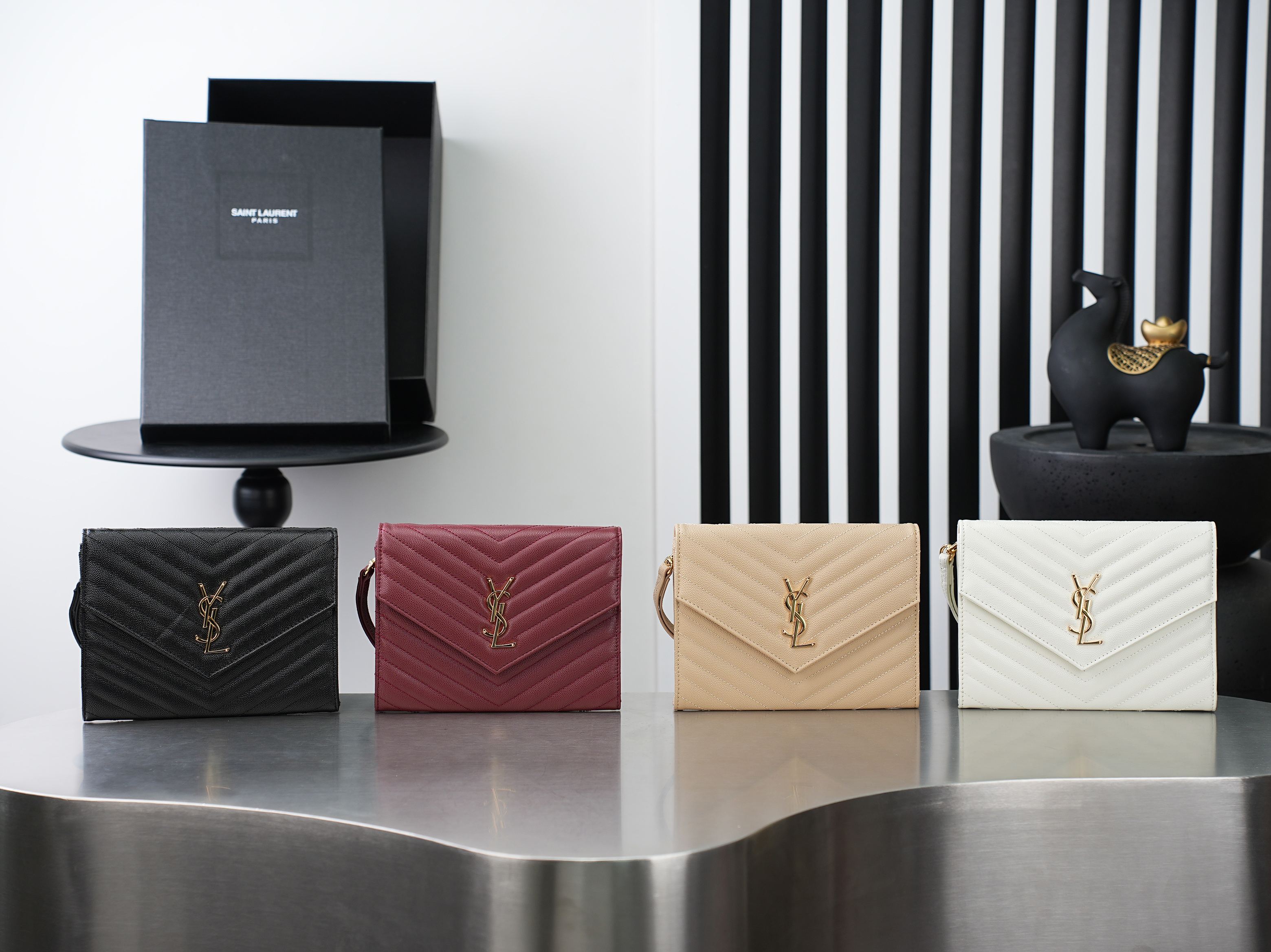 NO:895189,Black caviar gold buckle·V line LE CASSANDRE_Clutch bag with detachable wrist strap, lambskin imported from Italy, feels very soft and comfortable, grosgrain lining, flat pocket inside the bag!  A must-have item when going out!  Very very versatile!  Simple and practical model. Model 617662 size 21×6×3cm, saint laurent, saint laurent, handbag, sheepskin19860909黑色鱼子酱金扣·V线 LE CASSANDRE_手拿包 配可以拆卸手腕带,意大利进口小羊皮,手感非常柔软舒适,罗缎内里,包内有平口袋！出门必备单品！非常非常百搭！简单实用款. 型号617662 尺寸21×6×3cm,圣罗兰,saint laurent,handbag,sheepskin,Bag