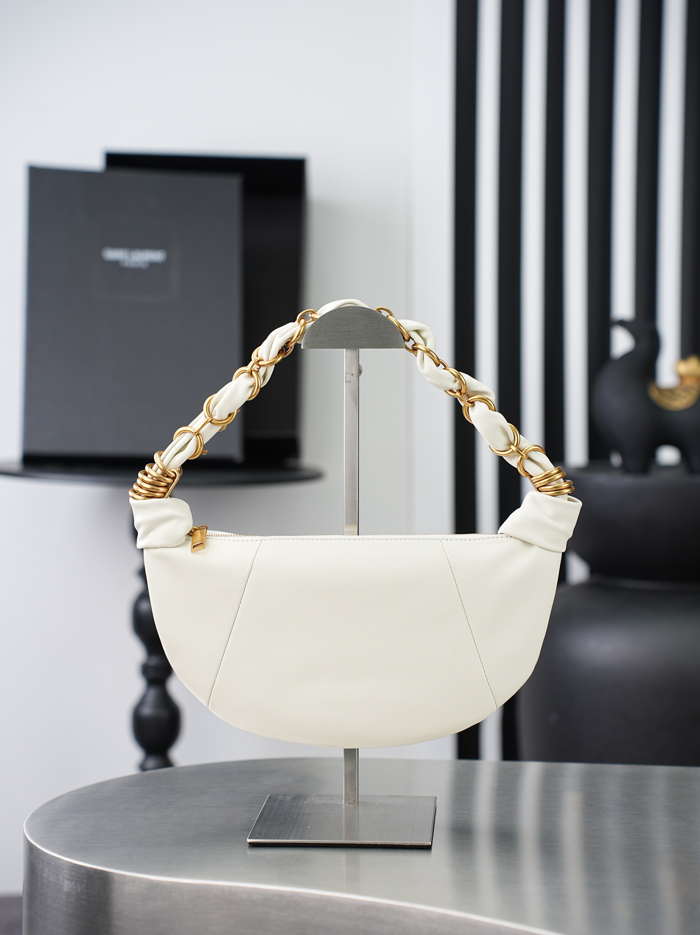 NO:895127,AMALIA·Hobo croissant bag is a brand new handbag with a bohemian style that gives people a French romantic feel. It has plenty of space and is matched with a hand-woven LE CASSANDRE jewelry chain. It is full of mystery and the sheepskin material has a silkier texture. The upper body is particularly light and casual!  Batch model 862558 size 19×13×10cm, saint laurent, saint laurent, sheepskin19860909AMALIA·Hobo 牛角包 全新的一款新品手袋,波西米亚风格,给人法式浪漫的感觉,空间十分充足,搭配手工编织LE CASSANDRE珠宝链条 神秘感拉满,羊皮材质质感更加的丝滑 上身特别轻盈和随性！批 型号862558 尺寸19×13×10cm,圣罗兰,saint laurent,sheepskin,Bag