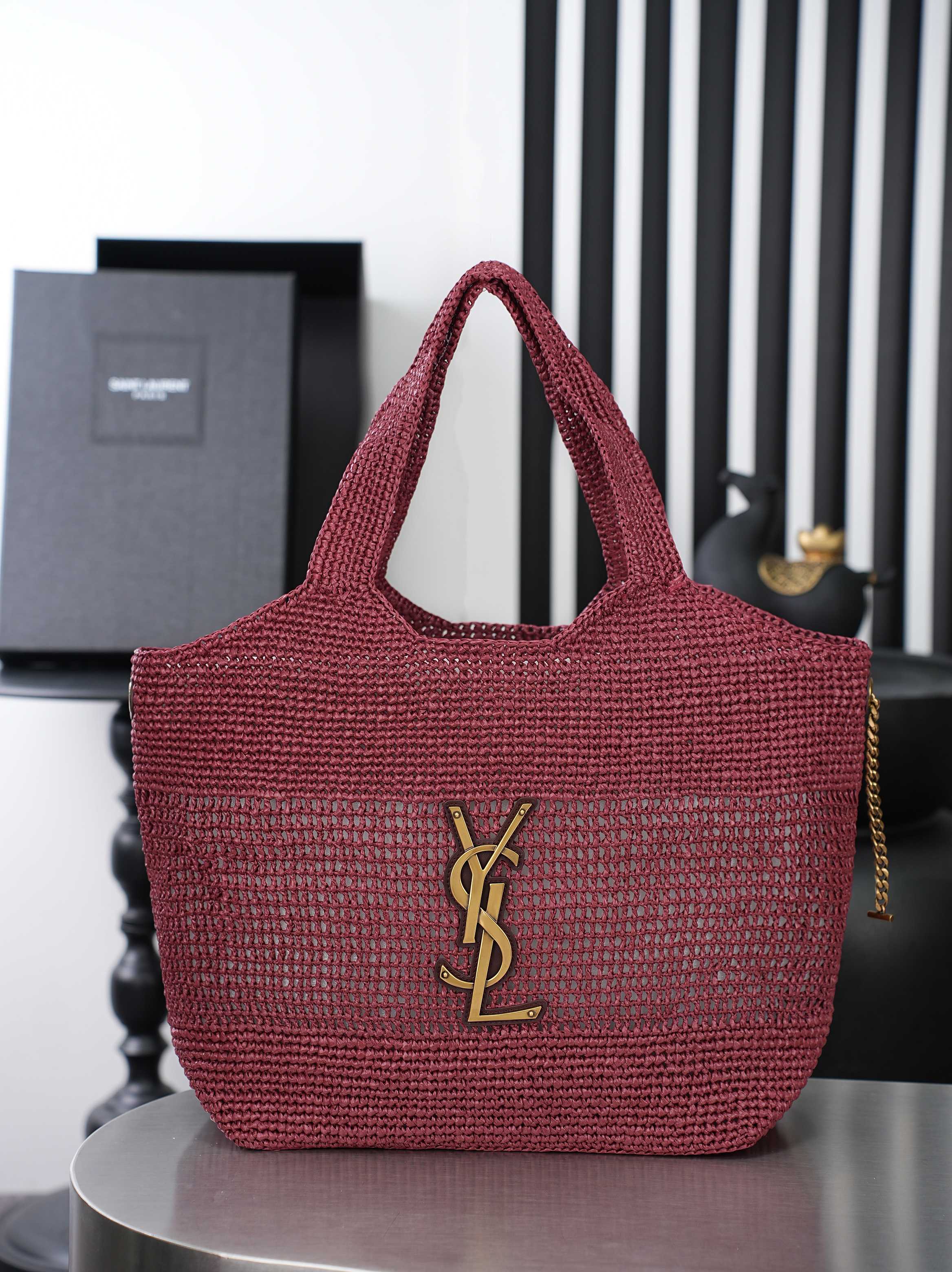NO:895528,Braided red gold, a new small icare shopping bag is online, and the iconic ICARE handbag is presented in a versatile tote bag size. The handbag shows modern charm and can be worn in a variety of ways. Compared with the large size, it is more refined and compact, suitable for daily outings or commuting.  The top-grade Nappa sheepskin feels soft and fufu-free, and it doesn’t tighten your shoulders even after being carried for a long time. The bag is lightweight and can be worn casually with a shirt or a sweater. It will give you that casual and elegant Parisian sense of relaxation. Whoever carries it will look better! Best commuter bag batch  Model 868748~188530 Size: 31/46 x 28 x 15/5cm Handle height: 20cm, saint laurent, saint laurent, totes, shirts, sheepskin19860909编织红金,全新小号icare购物袋上线,标志性ICARE手袋以百搭托特包尺寸呈现.手袋展现现代魅力,演绎多种佩戴方式.比起大号更显精致小巧,日常出门或通勤背都超合适~顶级纳帕羊皮摸起来软fufu的,背久了也完全不勒肩,包身轻便,随便搭件衬衫或针织衫,那种随性又优雅的巴黎松弛感就出来了,谁背谁好看!最佳通勤包批 型号868748~188530 尺寸:31/46 x 28 x 15/5cm 提手高度:20cm,圣罗兰,saint laurent,totes,shirts,sheepskin,Bag