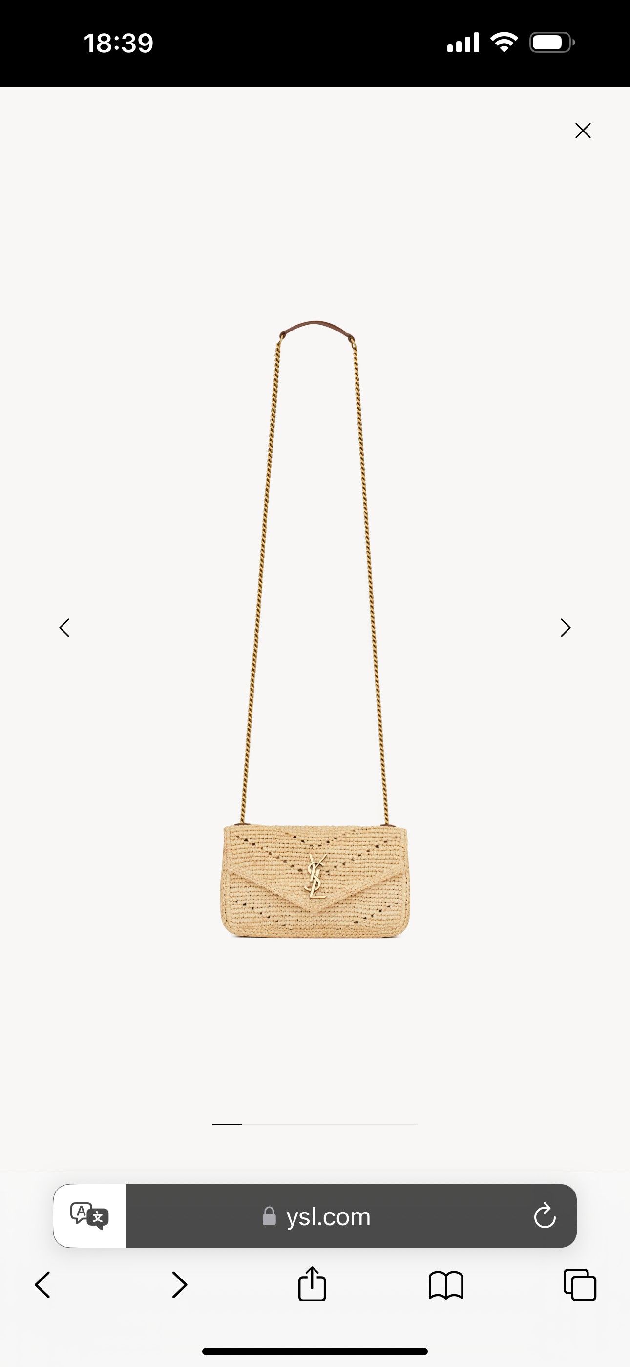 NO:895546,Chevron - A mini version of the LOULOU chain bag in crocheted raffia and vegetable-tanned leather. This lightweight bag comes with a leather and chain strap and can be worn over the shoulder or cross-body. For the craftsmanship of this product, SAINT LAURENT has partnered with AKANJO, a social enterprise certified by the World Fair Trade Organization (WFTO) in Madagascar, founded in 2011. This long-term partnership supports AKANJO's commitment to its artisans and the preservation of local craftsmanship through its training programs. Cotton lining Bronze-coloured hardware Magnetic snap closure One flat pocket Dimensions 20 X 12 X 5 cm / 7.9' X 4.7' Strap drop 55cm / 21.7 inches raffia, brass style number 868563/821749 braid made in madagascar, saint laurent, saint laurent, saint laurent19860909雪佛龙-鉤织拉菲亚和植物鞣制皮革的LOULOU链条包的迷你版. 这款轻便的包配有皮革和链条带,可肩背或斜挎. 对于该产品的工艺,SAINT LAURENT与AKANJO合作,AKANJO是一家由马达加斯加世界公平贸易组织（WFTO）认证的社会企业,成立于年.这种长期的伙伴关系支持AKANJO对其工匠的承诺,并通过其培训项目保护当地工艺. 棉衬里 青铜色硬件 磁性卡扣 一个扁平口袋 尺寸20 X 12 X 5厘米/7.9英寸X 4.7英寸X 2英寸 带子下降55厘米/21.7英寸 拉菲亚,黄铜 款式编号 868563/821749编织 马达加斯加制造,圣罗兰,saint laurent,saint laurent,Bag