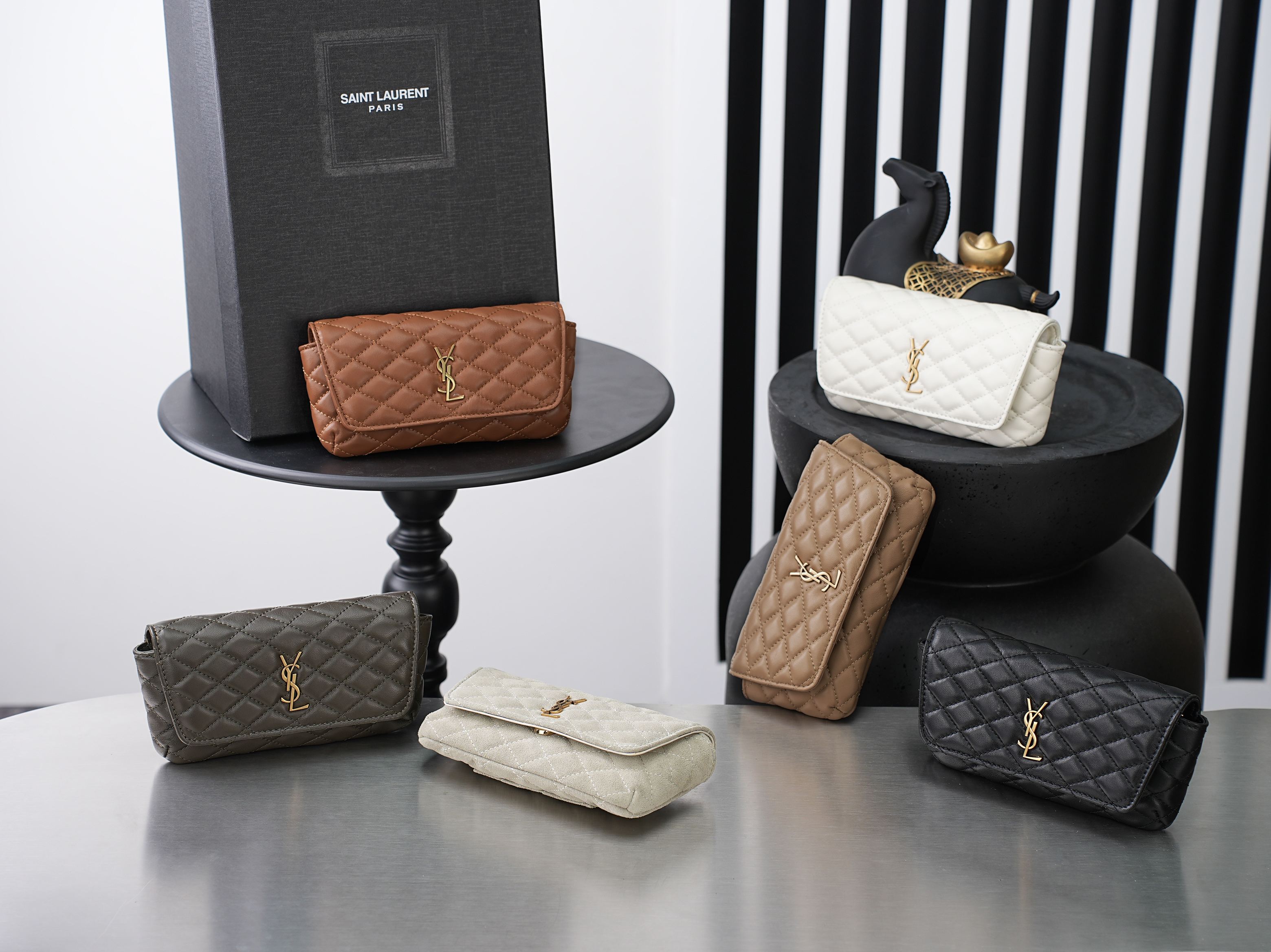 NO:894979,Gaby_Mobile Phone Bag/Chain Bag A super practical small bag, imported from Italy, with original lambskin, all leather inside and out. It is finely handmade with quilting, and the classic metal logo highlights your personality. The flip-top design ensures the safety of use. The shoulder strap is detachable and can be used as a clutch bag, which is very beautiful!  Model 742579 Size 19×10×4.5cm Shoulder strap length 51cm, saint laurent, saint laurent, handbag, sheepskin19860909Gaby_手机包/链条包 超级实用的一款小包,意大利进口原厂小羊皮,里外全皮.搭配绗缝精细手工制作,经典金属logo彰显个性,翻盖设计确保使用的安全性.肩带可拆卸做手拿包,十分美腻！ 型号742579 尺寸19×10×4.5cm 肩带长度51cm,圣罗兰,saint laurent,handbag,sheepskin,Bag