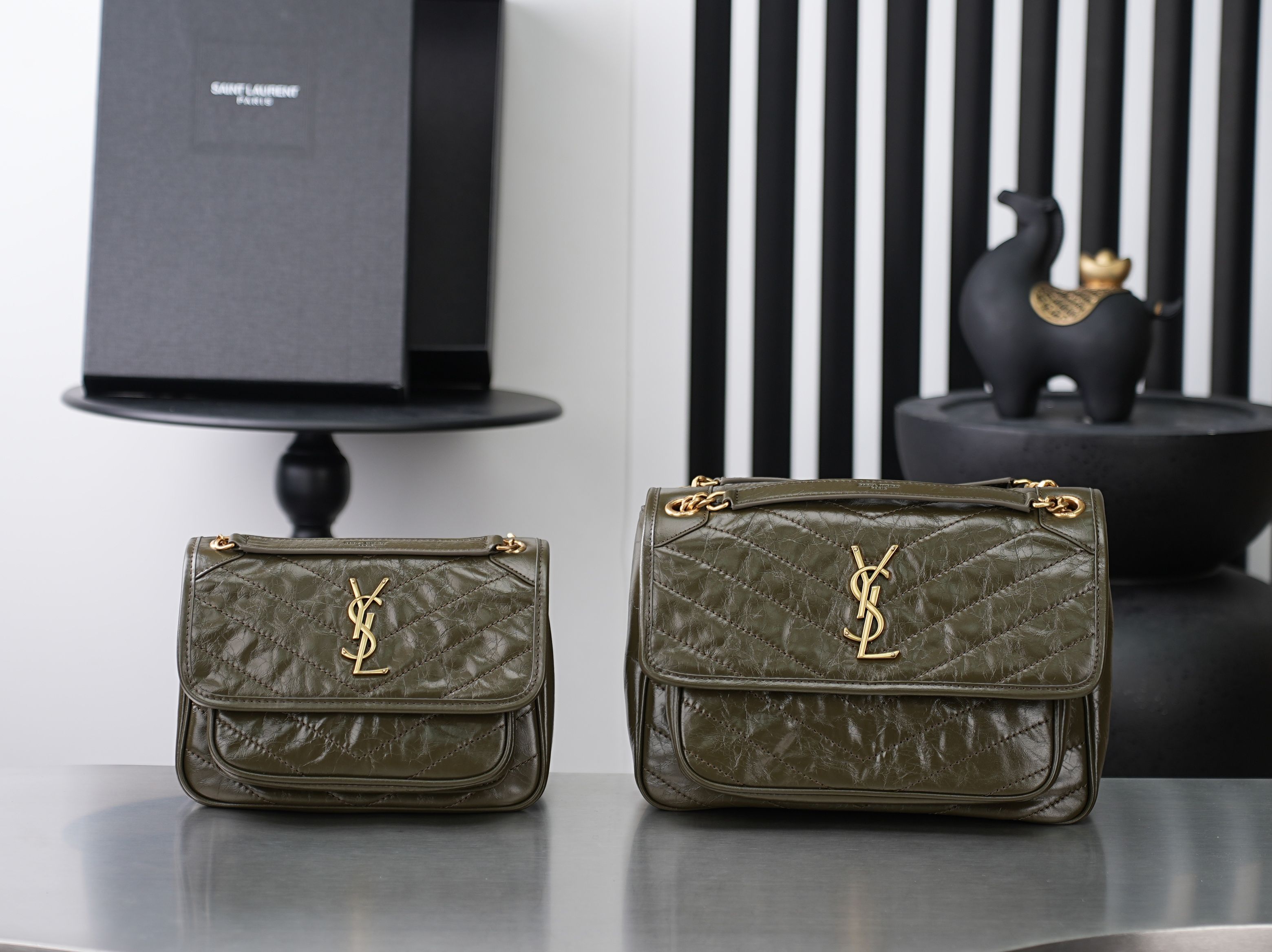 NO:895449,Original order, quantity and price. Military green gold buckle oil wax leather · 28cm. Niki's design is inspired by the Y family's classic smoking attire. The overall style is cool and casual. The body of the bag is made of oil wax calfskin, with a natural wrinkle texture that brings a retro feel, and is wear-resistant and durable!  Iconic metal logo, retro and old texture, low-key and high-end, as if silently telling the brand's fashion attitude. Size 28×20×8cm Model 633184-1, saint laurent, saint laurent, cowhide19860909原单跑量价批 军绿色金扣油蜡皮· 28cm Niki的设计灵感源自Y家经典的吸烟装 整体风格酷飒又随性.包身采用油蜡小牛皮,天然的抓皱纹理自带复古感,耐磨耐造！标志性的金属logo,复古做旧质感,低调又高级,仿佛在无声诉说着品牌的时尚态度 尺寸28×20×8cm 型号633184-1,圣罗兰,saint laurent,cowhide,Bag