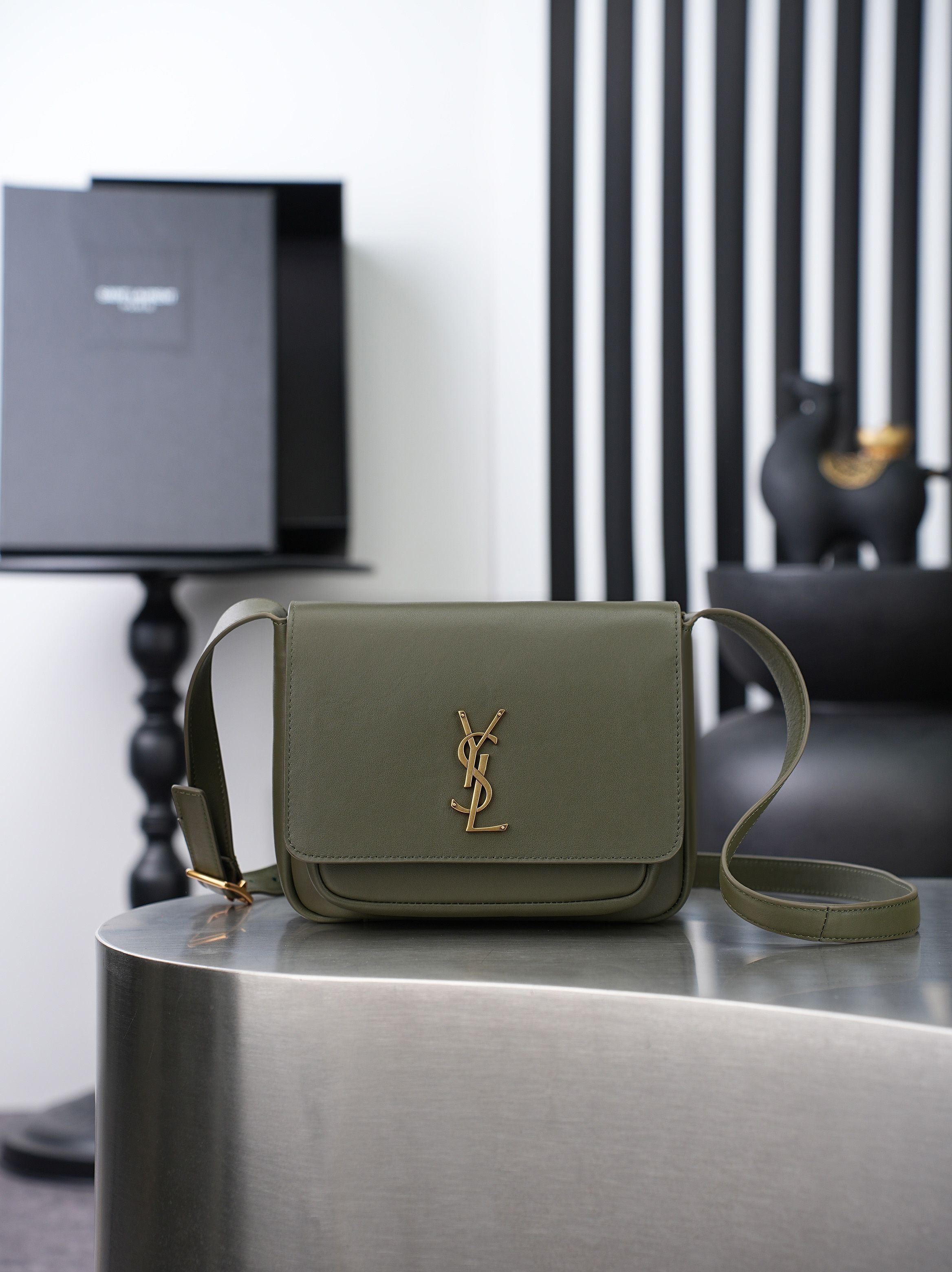NO:894985,Green/Gold The new Saint Laurent classic Niki handbag launches a new and unique Besace saddle bag shape. It is made of caramel brown vegetable tanned cowhide to make the bag body, decorated with soft heart flap closure, and highlights the YSL gold logo buckle. The bag is equipped with 2 compartments and an adjustable shoulder strap, suitable for Bohemian style outfits, or Maillard style for autumn and winter, showing a retro and fashionable temperament  Model 718556 [original leather] batch size 22x16x8cm, saint laurent, saint laurent, saint laurent, saint laurent, cowhide19860909绿色/金 新款Saint Laurent 经典Niki 手袋推出全新独特Besace 马鞍包型,采用焦糖棕色植鞣牛皮打造包身,饰以柔软心翻盖开合,烘托 YSL 金色徽标包扣.包包配置2个隔层空间和一条可调节肩带,适合搭配波西米亚风格装束,或是契合秋冬的美拉德风穿搭,流露出复古又时髦的气质 型号718556【原厂皮】批 尺寸22x16x8cm,圣罗兰,saint laurent,saint laurent,saint laurent,cowhide,Bag