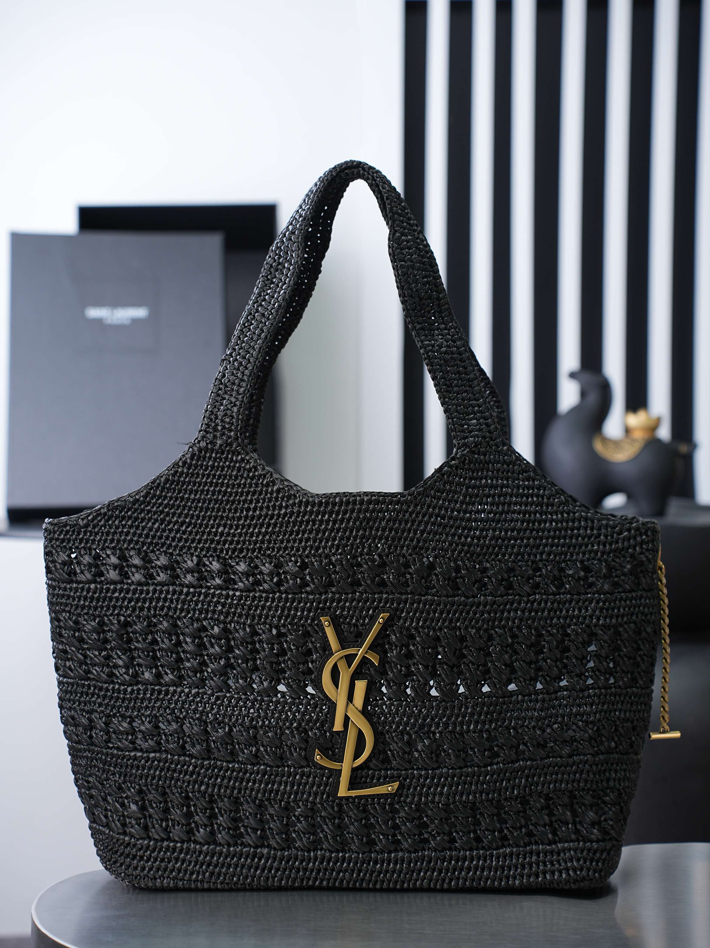 NO:895524,Small raffia tote bag. The hand-woven texture and hollow design are very suitable for summer. It has sufficient capacity and can be used for daily commuting items. It is light in weight. Iconic gold label, straw and metal combination, classic design!  Suitable for daily commuting and weekend outings, can be matched with a variety of outfits ~ Size 46*28*15cm Style No. 868748 New pattern, saint laurent, saint laurent, espadrilles, totes19860909小号拉菲草托特包 手工编织的肌理感,镂空设计很适合夏天. 容量充足,可装日常通勤物品,自重轻盈. 批 标志性 金标,草编与金属搭配,设计经典！适合日常通勤、周末出游,多种穿搭都可搭配～ 尺寸46*28*15cm 款号868748新花纹,圣罗兰,saint laurent,espadrilles,totes,Bag