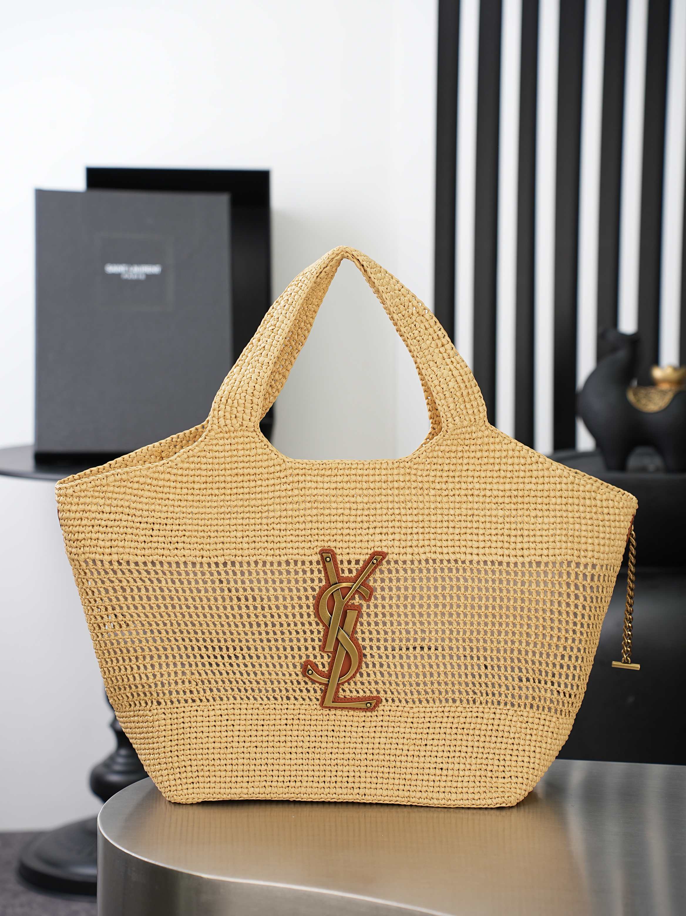 NO:895532,Woven apricot gold, a new small icare shopping bag is online, and the iconic ICARE handbag is presented in a versatile tote bag size. The handbag shows modern charm and can be worn in a variety of ways. Compared with the large size, it is more refined and compact, suitable for daily outings or commuting.  The top-grade Nappa sheepskin feels soft and fufu-free, and it doesn’t tighten your shoulders even after being carried for a long time. The bag is lightweight and can be worn casually with a shirt or a sweater. It will give you that casual and elegant Parisian sense of relaxation. Whoever carries it will look better! Best commuter bag batch  Model 868748~188530 Size: 31/46 x 28 x 15/5cm Handle height: 20cm, saint laurent, saint laurent, totes, shirts, sheepskin19860909编织杏金,全新小号icare购物袋上线,标志性ICARE手袋以百搭托特包尺寸呈现.手袋展现现代魅力,演绎多种佩戴方式.比起大号更显精致小巧,日常出门或通勤背都超合适~顶级纳帕羊皮摸起来软fufu的,背久了也完全不勒肩,包身轻便,随便搭件衬衫或针织衫,那种随性又优雅的巴黎松弛感就出来了,谁背谁好看!最佳通勤包批 型号868748~188530 尺寸:31/46 x 28 x 15/5cm 提手高度:20cm,圣罗兰,saint laurent,totes,shirts,sheepskin,Bag