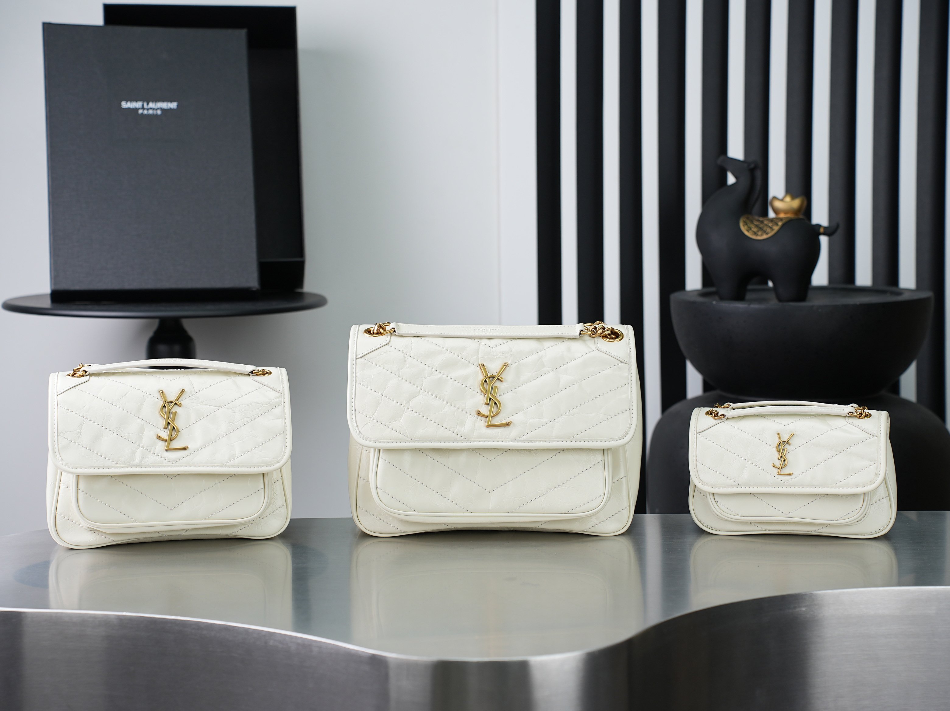 NO:895436,Original order, quantity and price. White gold buckle oil-waxed leather · 18cm. Niki's design is inspired by the Y family's classic smoking attire. The overall style is cool and casual. The body of the bag is made of oil-waxed calfskin, with a natural wrinkled texture that gives it a retro feel, and is wear-resistant and durable!  Iconic metal logo, retro and distressed texture, low-key and high-end, as if silently telling the brand's fashion attitude. Size 18×12.5×5cm Model 846087-1 black gold, saint laurent, saint laurent, cowhide19860909原单跑量价批 白色金扣油蜡皮· 18cm Niki的设计灵感源自Y家经典的吸烟装 整体风格酷飒又随性.包身采用油蜡小牛皮,天然的抓皱纹理自带复古感,耐磨耐造！标志性的金属logo,复古做旧质感,低调又高级,仿佛在无声诉说着品牌的时尚态度 尺寸18×12.5×5cm 型号846087-1黑金,圣罗兰,saint laurent,cowhide,Bag