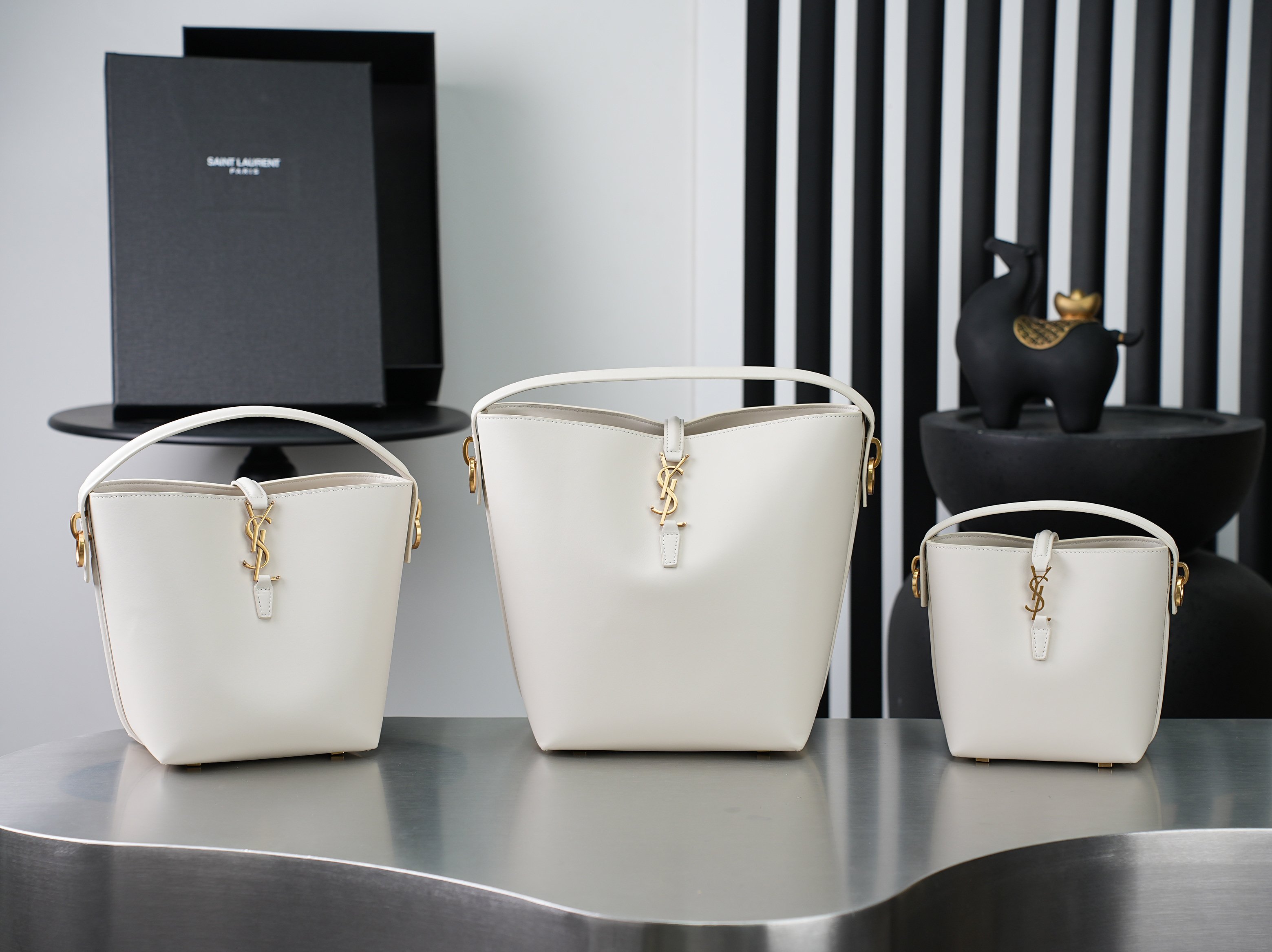 NO:895507,White batch LE 5A7 series new super nice bucket bag with handle_New bag type, made of Italian calfskin, the bag has a simple and three-dimensional outline, looks stiff but not too sharp, with a metal foot nail at the bottom, and a plug-in buckle with a classic iconic metal logo, giving the overall look a unique temperament that is both classic and elegant, yet very fashionable and modern!  Model 742828 size 26×20×12cm, saint laurent, saint laurent, cowhide19860909白色批 LE 5A7系列之新款超好看水桶包 带手提_全新包型,采用意大利小牛皮,包身轮廓简洁、立体,看上去硬挺又不会太凌厉,底部带有个金属脚钉,搭配经典标志性金属logo的插入式包扣,整体给人一种既经典优雅,又很时髦现代的独特气质！ 型号742828 尺寸26×20×12cm,圣罗兰,saint laurent,cowhide,Bag