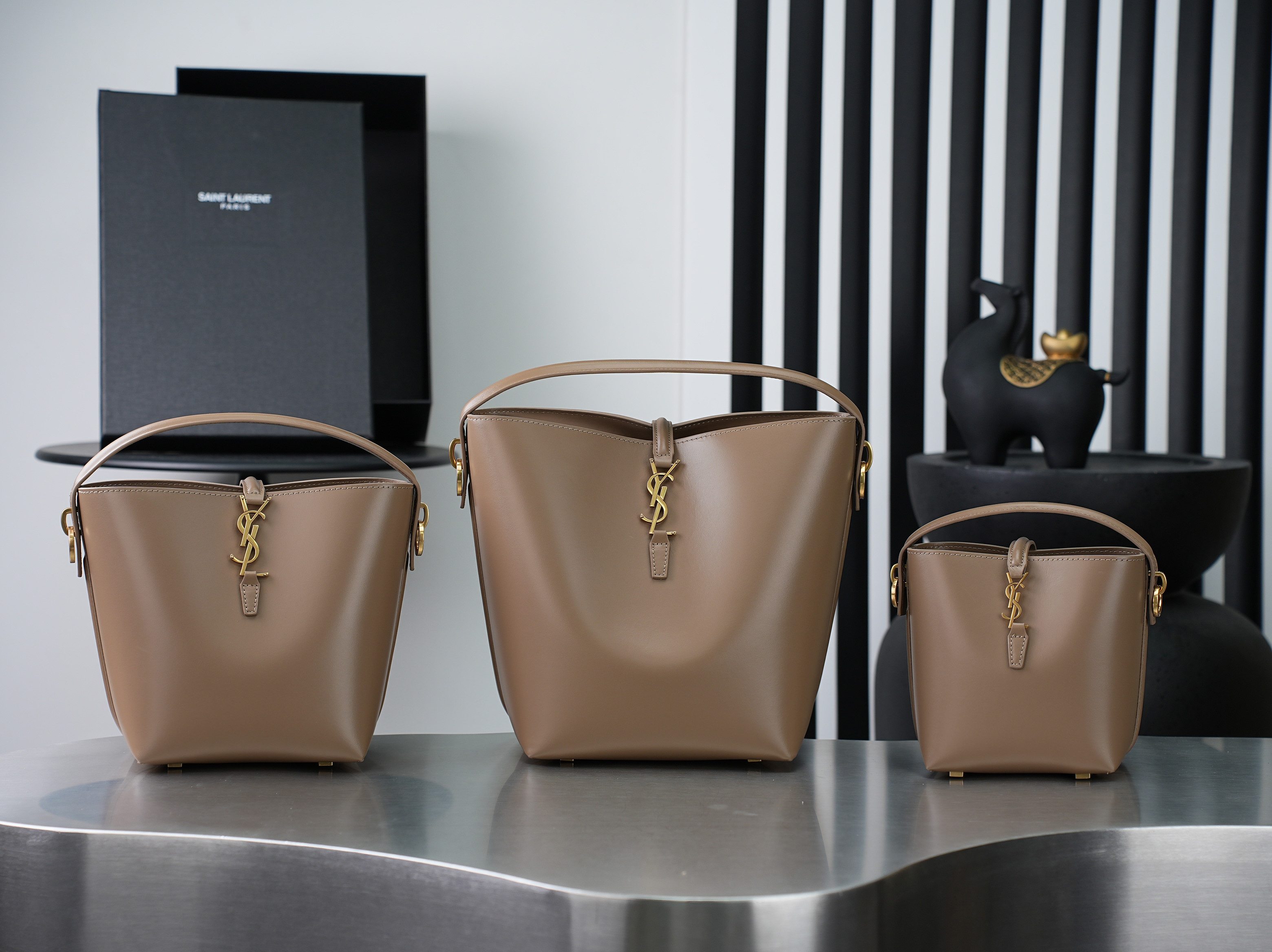 NO:895514,Dark wood color batch LE 37 bucket bag small size_ super nice bucket bag with handle_ brand new bag type, made of Italian calfskin, the bag has a simple and three-dimensional outline, looks stiff but not too sharp, there is a metal foot nail at the bottom, with a classic and iconic metal logo plug-in buckle, the whole gives a unique temperament that is both classic and elegant, but also very fashionable and modern!  Size 17×20×13cm Model 749036, saint laurent, saint laurent, cowhide19860909深木色批 LE 37水桶包小号_ 超好看水桶包 带手提_全新包型,采用意大利小牛皮,包身轮廓简洁、立体,看上去硬挺又不会太凌厉,底部带有个金属脚钉,搭配经典标志性金属logo的插入式包扣,整体给人一种既经典优雅,又很时髦现代的独特气质！ 尺寸17×20×13cm 型号749036,圣罗兰,saint laurent,cowhide,Bag