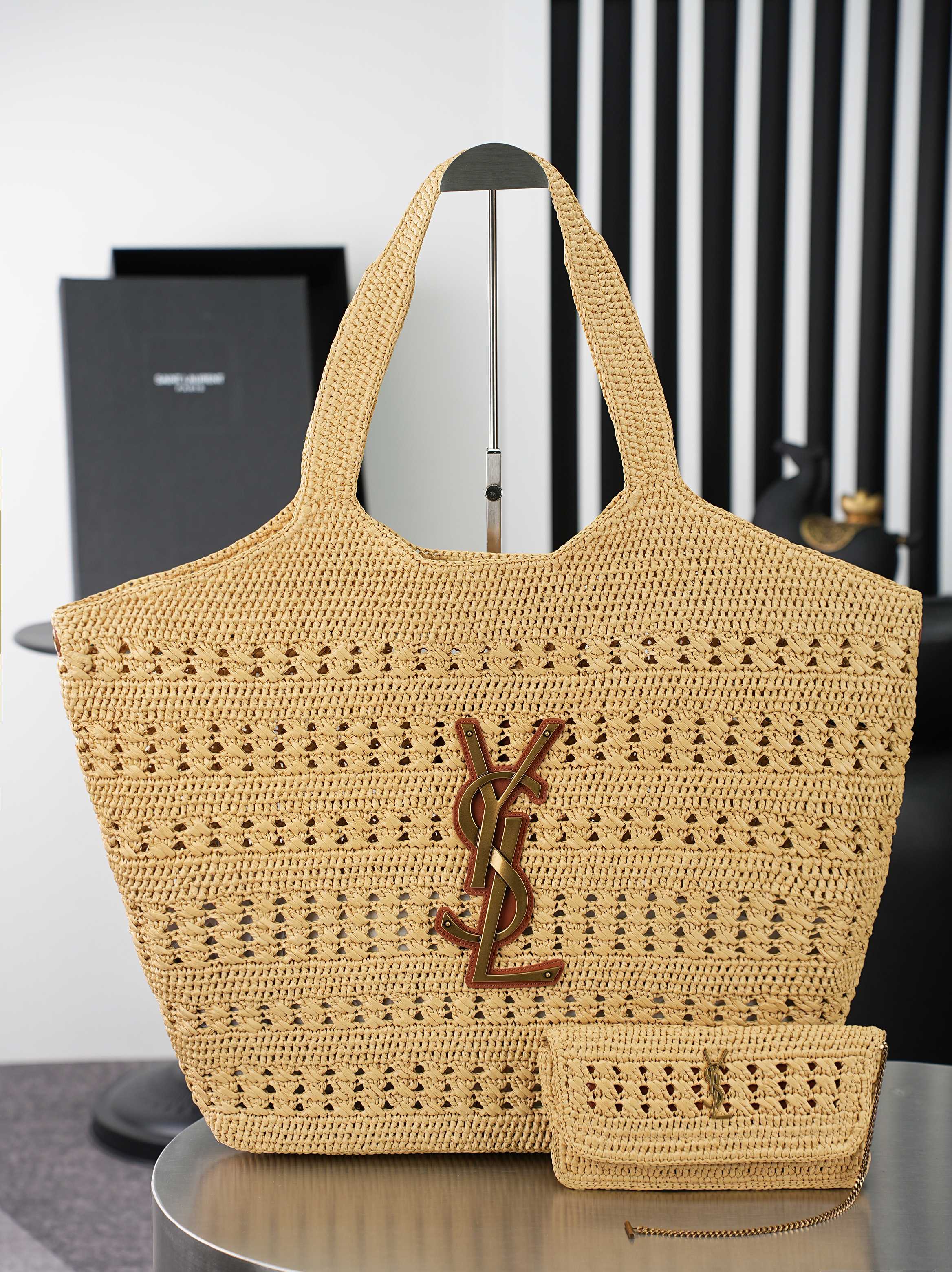 NO:895541,[Original Leather] Woven Raffia/Gold ICARE_Woven Shopping Bag Full of artistic atmosphere, the raffia weaving is very solid, French lazy style, smooth styling, with a simple large logo, high-end and very photogenic. It has a large capacity, is lightweight and versatile, and is definitely my favorite bag when going out!  It can be paired with freshness and leisure, and you can carry it with you on vacation. Style number 772191-1/ 698651 [New pattern woven raffia] Size 37-55x43×5cm Small bag size 21.7x16.9x2cm, saint laurent, saint laurent, espadrilles19860909【原厂皮】 编织拉菲草/金ICARE_编织购物袋 满满的艺术息,拉菲草编织非常扎实,法式慵懒风,造型感流畅,配上简单的大logo 高端大气 而且非常上镜 容量大,轻便巨能装是出街最爱的包包没错了！搭配起来可清新 可休闲 度假也是拎了就能走 款号772191-1/ 698651【新花纹编织拉菲草】 尺寸37-55x43×5cm 小包尺寸21.7x16.9x2cm,圣罗兰,saint laurent,espadrilles,Bag