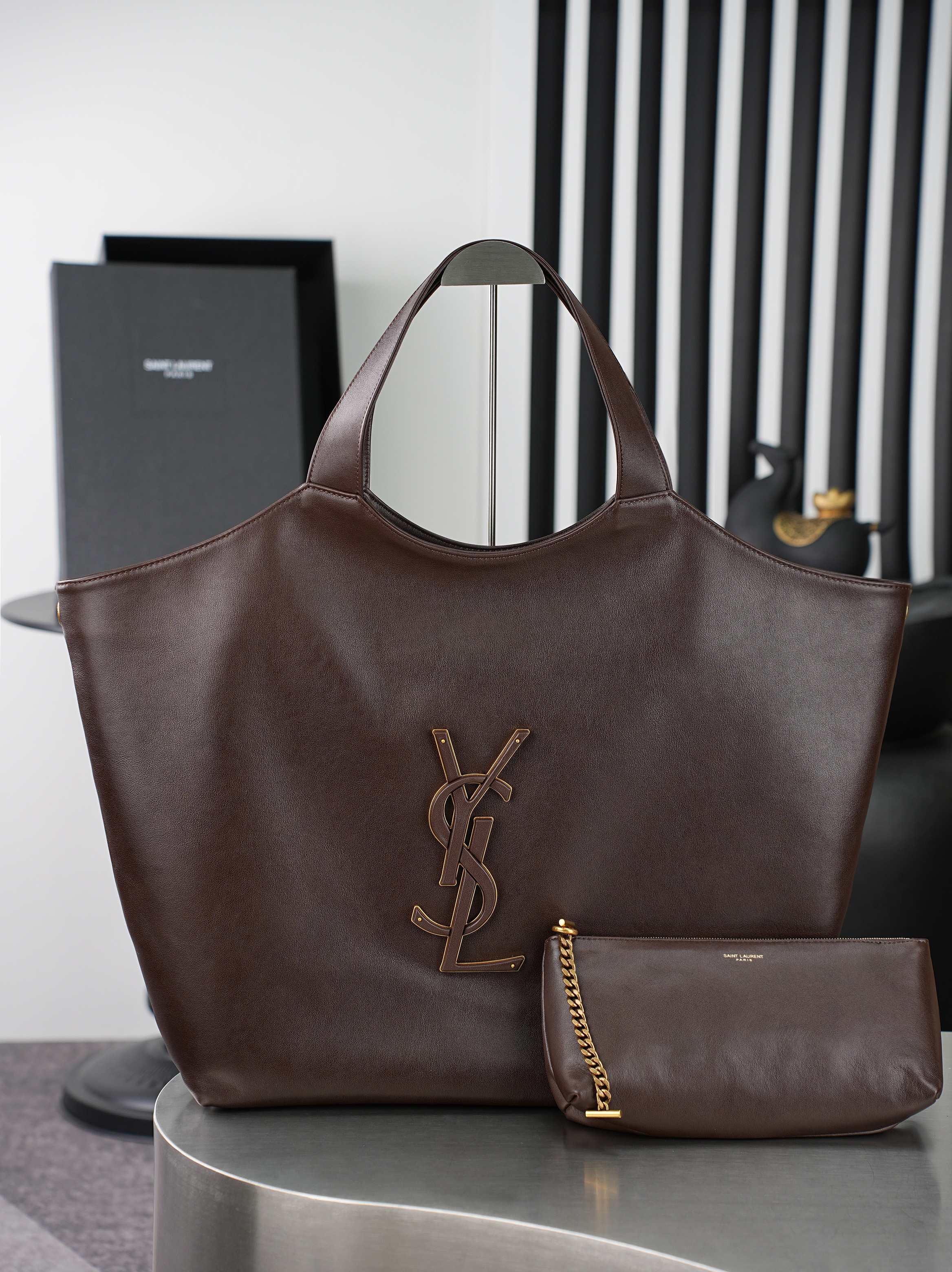 NO:895548,Brown Icare's new extra-long tote bag decorated with oversized Cassander. Internal chain allows the sides to be folded or unfolded as required. Includes a removable leather bag. Suede lining Bronze hardware Removable chain toggle closure One removable zipper bag Dimensions 37–55  Calf leather, brass style: 804227 made in italy, saint laurent, saint laurent, cowhide19860909咖啡色 Icare新款用超大的卡桑德装饰的超长手提包. 内链允许两侧可以按要求折叠或展开. 包括一个可拆卸的皮袋. 绒面革衬里 青铜色硬件 可拆卸链条切换关闭 一个可拆卸的拉链袋 尺寸37–55 X 43 X 5厘米/14.6英寸–21.7英寸X 16.9英寸X 2英寸 表带下降21厘米/8.3英寸 小牛皮,黄铜 款式: 804227 意大利制造,圣罗兰,saint laurent,cowhide,Bag
