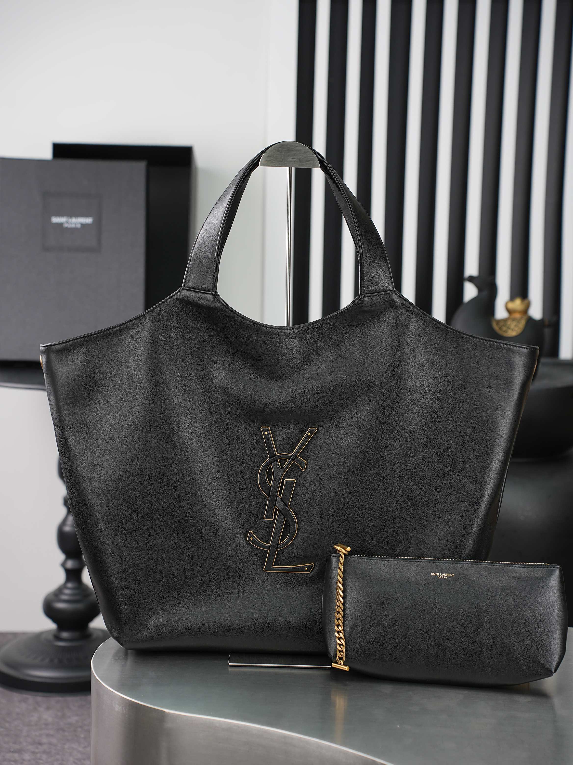 NO:919891,Black Icare's new extra long tote bag decorated with oversized Cassander. Internal chain allows the sides to be folded or unfolded as required. Includes a removable leather bag. Suede lining Bronze hardware Removable chain toggle closure One removable zipper bag Dimensions 37–55  Calf leather, brass style: 804227 made in italy, saint laurent, saint laurent, cowhide19860909黑色 Icare新款用超大的卡桑德装饰的超长手提包. 内链允许两侧可以按要求折叠或展开. 包括一个可拆卸的皮袋. 绒面革衬里 青铜色硬件 可拆卸链条切换关闭 一个可拆卸的拉链袋 尺寸37–55 X 43 X 5厘米/14.6英寸–21.7英寸X 16.9英寸X 2英寸 表带下降21厘米/8.3英寸 小牛皮,黄铜 款式: 804227 意大利制造,圣罗兰,saint laurent,cowhide,Bag