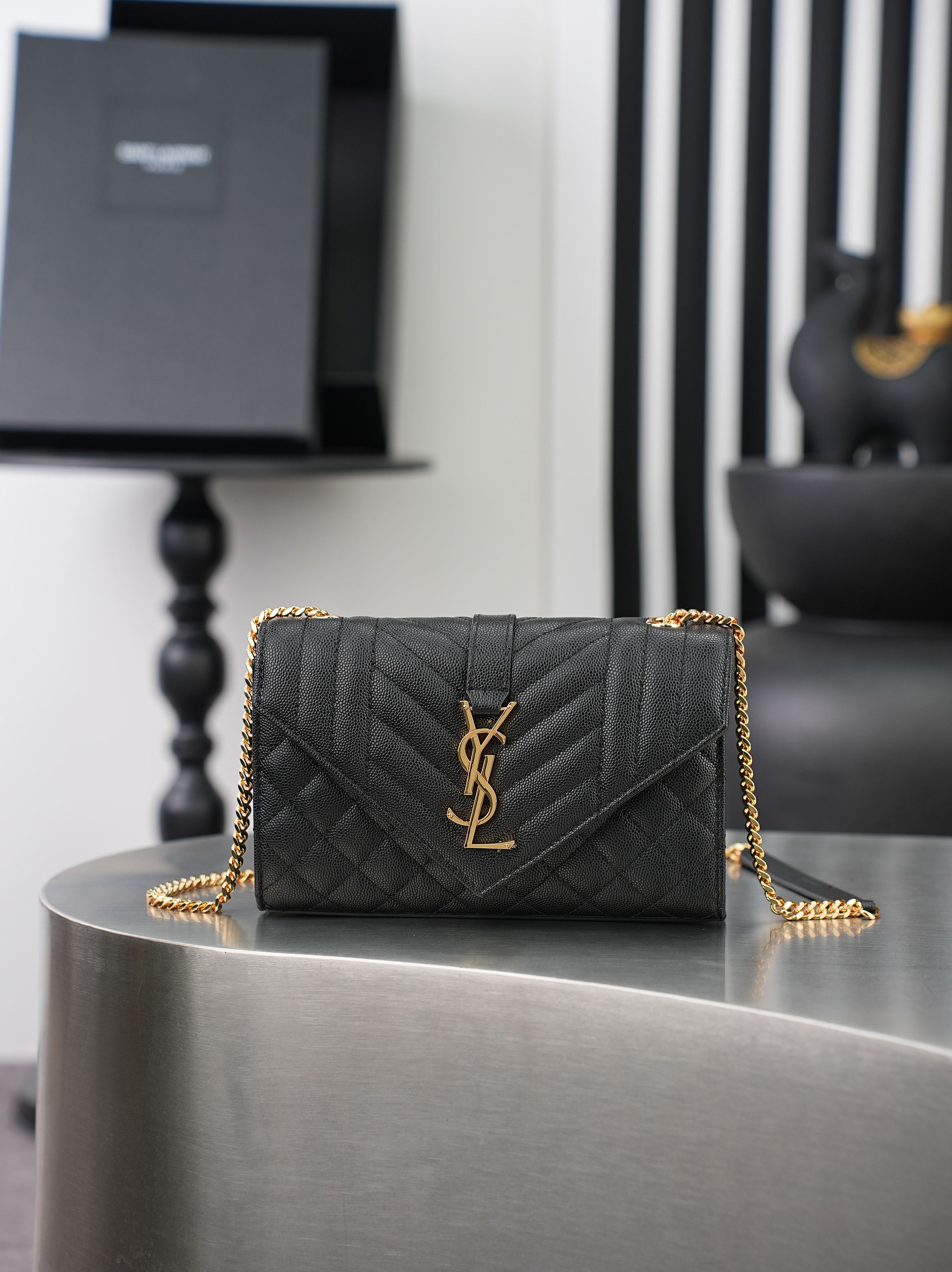 NO:940390,Black Gold Buckle Caviar · Envelope_Small Envelope Bag The latest envelope bag with V pattern and rhombus, imported glossy cowhide from Italy, a very grand style, with gold logo hardware it is very classic and versatile!  It’s OK to carry it over the shoulder or cross-body!  Can be pretended again!  Model 526286 size 21×13×6cm, saint laurent, saint laurent, cowhide19860909黑色金扣鱼子酱· Envelope_小号信封包 最新款V纹拼菱格的信封包,意大利进口光面牛皮,非常大气的一款 ,搭配金色logo五金很经典,百搭款！肩背斜挎都ok！又能装！ 型号526286 尺寸21×13×6cm,圣罗兰,saint laurent,cowhide,Bag