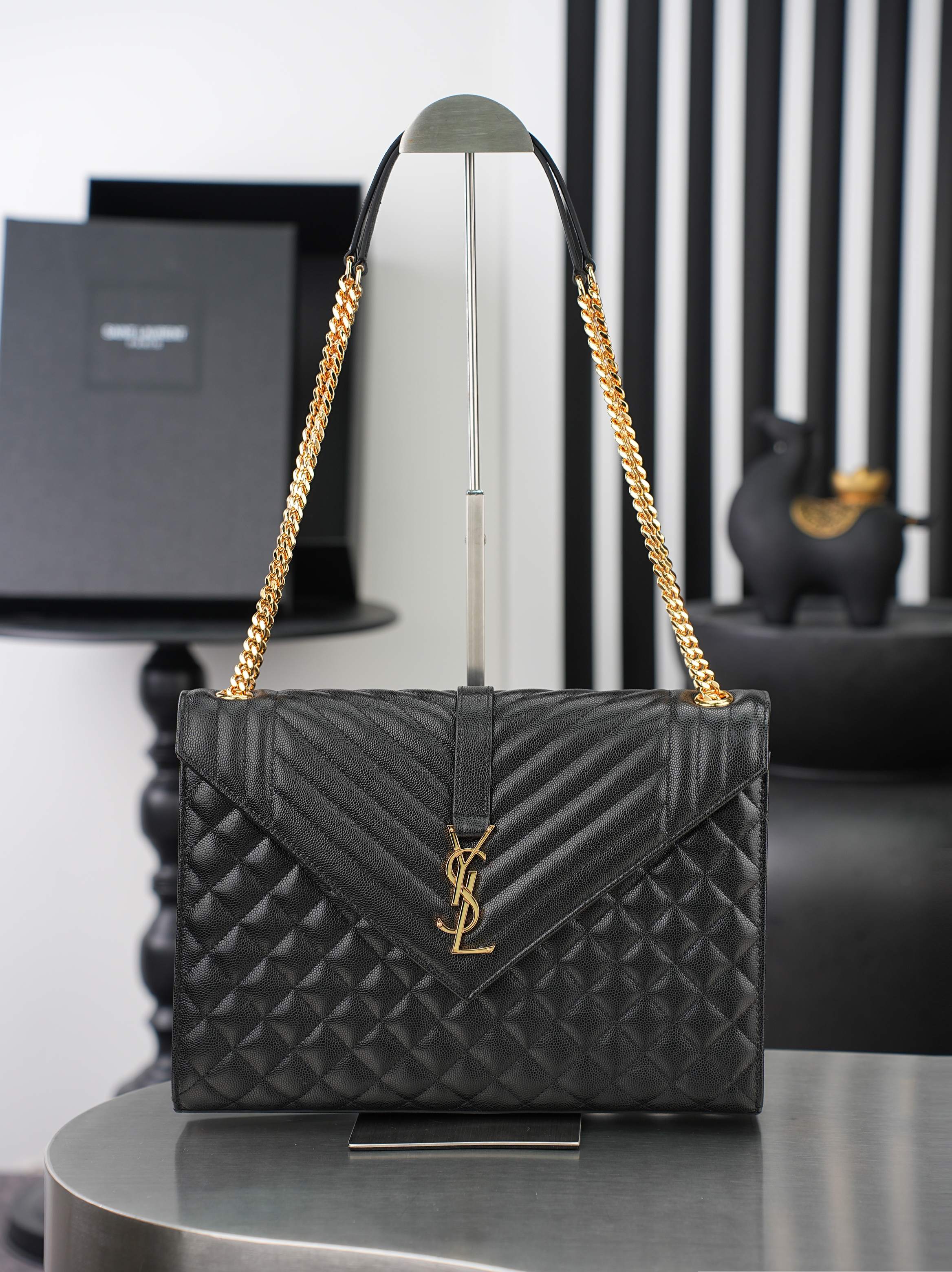 NO:940398,Black Gold Buckle Caviar · Envelope_ Envelope Bag Classic is eternal, the stunning V pattern and rhombus caviar pattern, Italian cowhide with eye-catching Y family logo, all in one elegant and fashionable bag!  One chain and three backs, single chain crossbody, double chain single back, single chain single back are all perfect. Little fairies of different heights, there is always a way to carry it that suits you. Oops, it makes your heart beat!  Model 487198 size 31×22×7.5cm, saint laurent, saint laurent, cowhide19860909黑色金扣鱼子酱· Envelope_信封包 经典就是永恒,美出天际的V纹拼菱格鱼子酱纹路,意大利牛皮搭配醒目Y家logo,大气时尚集于一身！一链三背,单链条斜挎、双链条单背、单链条单背都很完美,不同身高的小仙女们,总有一种背法合适你,糟糕,是心动的感觉！ 型号487198 尺寸31×22×7.5cm,圣罗兰,saint laurent,cowhide,Bag