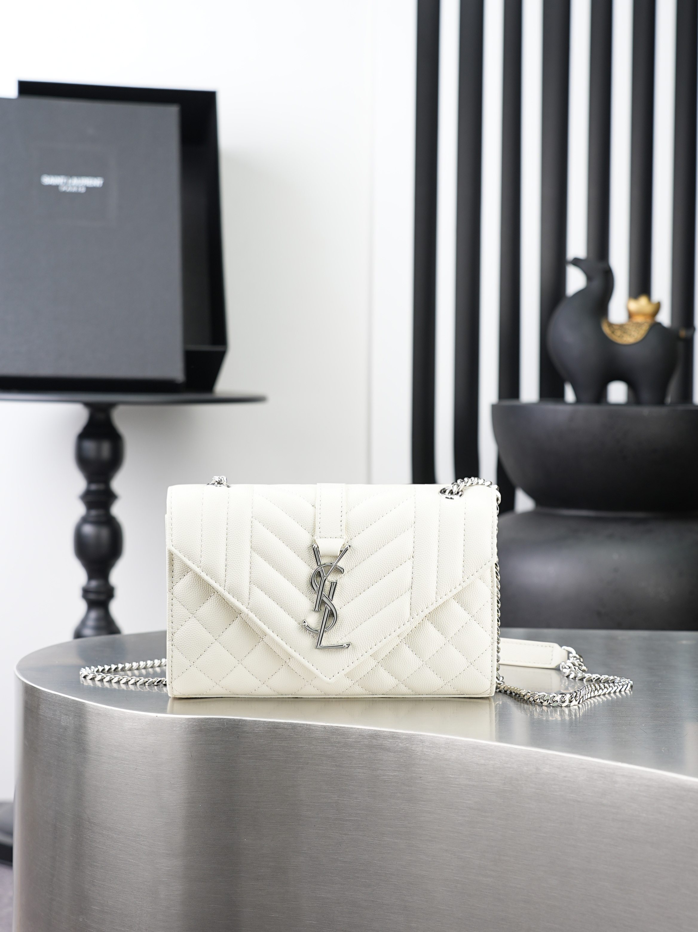 NO:940404,White Silver Buckle Caviar · Envelope_Small Envelope Bag The latest envelope bag with V pattern and rhombus, imported glossy cowhide from Italy, a very elegant style, with gold logo hardware, very classic, versatile style!  It’s OK to carry it over the shoulder or cross-body!  Can be pretended again!  Model 526286 size 21×13×6cm, saint laurent, saint laurent, cowhide19860909白色银扣鱼子酱· Envelope_小号信封包 最新款V纹拼菱格的信封包,意大利进口光面牛皮,非常大气的一款 ,搭配金色logo五金很经典,百搭款！肩背斜挎都ok！又能装！ 型号526286 尺寸21×13×6cm,圣罗兰,saint laurent,cowhide,Bag
