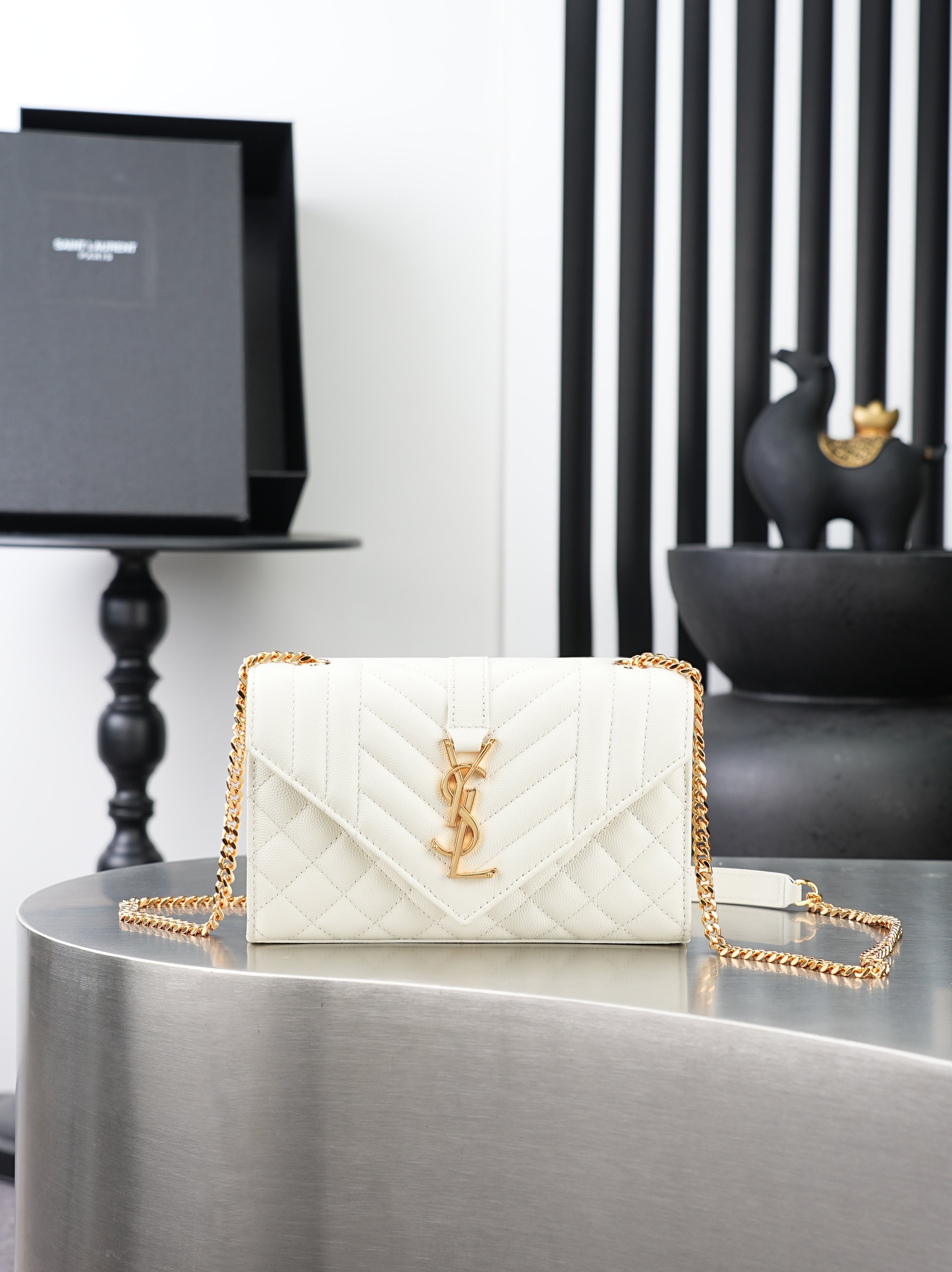 NO:940366,White Gold Buckle Caviar · Envelope_Small Envelope Bag The latest envelope bag with V pattern and rhombus, imported glossy cowhide from Italy, a very grand style, with gold logo hardware it is very classic and versatile!  It’s OK to carry it over the shoulder or cross-body!  Can be pretended again!  Model 526286 size 21×13×6cm, saint laurent, saint laurent, cowhide19860909白色金扣鱼子酱· Envelope_小号信封包 最新款V纹拼菱格的信封包,意大利进口光面牛皮,非常大气的一款 ,搭配金色logo五金很经典,百搭款！肩背斜挎都ok！又能装！ 型号526286 尺寸21×13×6cm,圣罗兰,saint laurent,cowhide,Bag