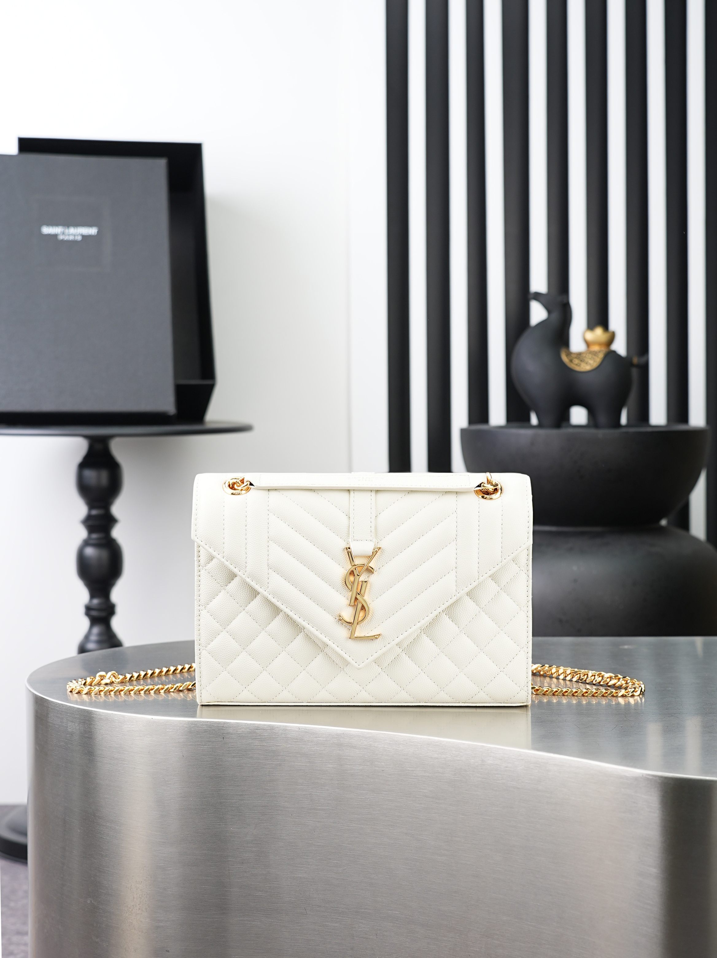 NO:940373,White Gold Buckle Caviar · Envelope_ Medium Envelope Bag The latest envelope bag with V pattern and rhombus, imported cowhide from Italy, wear-resistant caviar texture, a very atmospheric style, black with gold hardware is very classic, versatile style!  It’s OK to carry it over the shoulder or cross-body!  Can be pretended again!  Model 487206 size 24×17.5×6cm, saint laurent, saint laurent, cowhide19860909白色金扣鱼子酱· Envelope_中号信封包 最新款V纹拼菱格的信封包,意大利进口牛皮,耐磨的鱼子酱纹理,非常大气的一款 ,黑色搭配金色五金很经典,百搭款！肩背斜挎都ok！又能装！ 型号487206 尺寸24×17.5×6cm,圣罗兰,saint laurent,cowhide,Bag