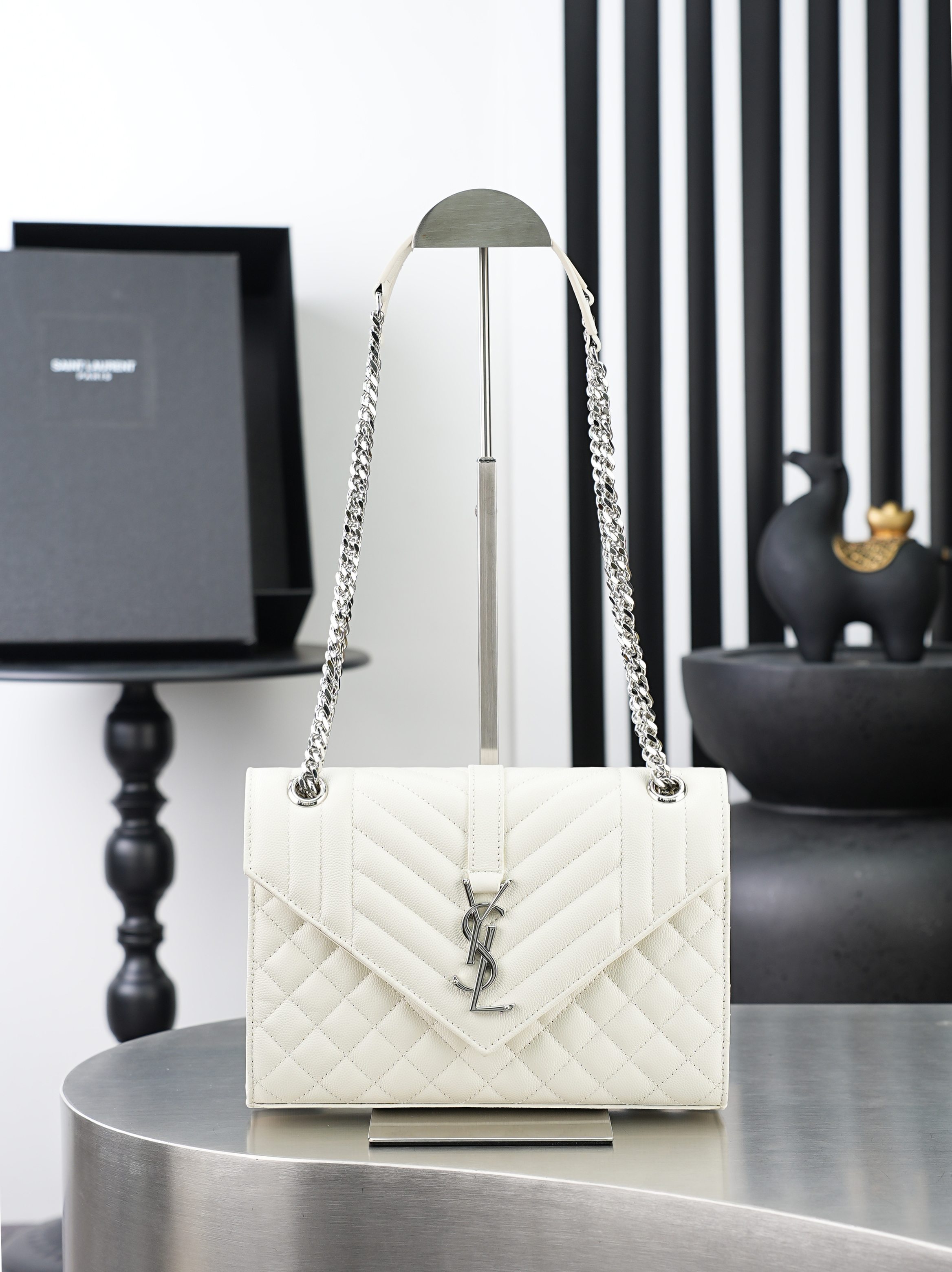 NO:940360,White Silver Buckle Caviar · Envelope_Medium Envelope Bag The latest envelope bag with V pattern and rhombus, imported cowhide from Italy, wear-resistant caviar texture, a very atmospheric style, black with gold hardware is very classic, versatile style!  It’s OK to carry it over the shoulder or cross-body!  Can be pretended again!  Model 487206 size 24×17.5×6cm, saint laurent, saint laurent, cowhide19860909白色银扣鱼子酱· Envelope_中号信封包 最新款V纹拼菱格的信封包,意大利进口牛皮,耐磨的鱼子酱纹理,非常大气的一款 ,黑色搭配金色五金很经典,百搭款！肩背斜挎都ok！又能装！ 型号487206 尺寸24×17.5×6cm,圣罗兰,saint laurent,cowhide,Bag