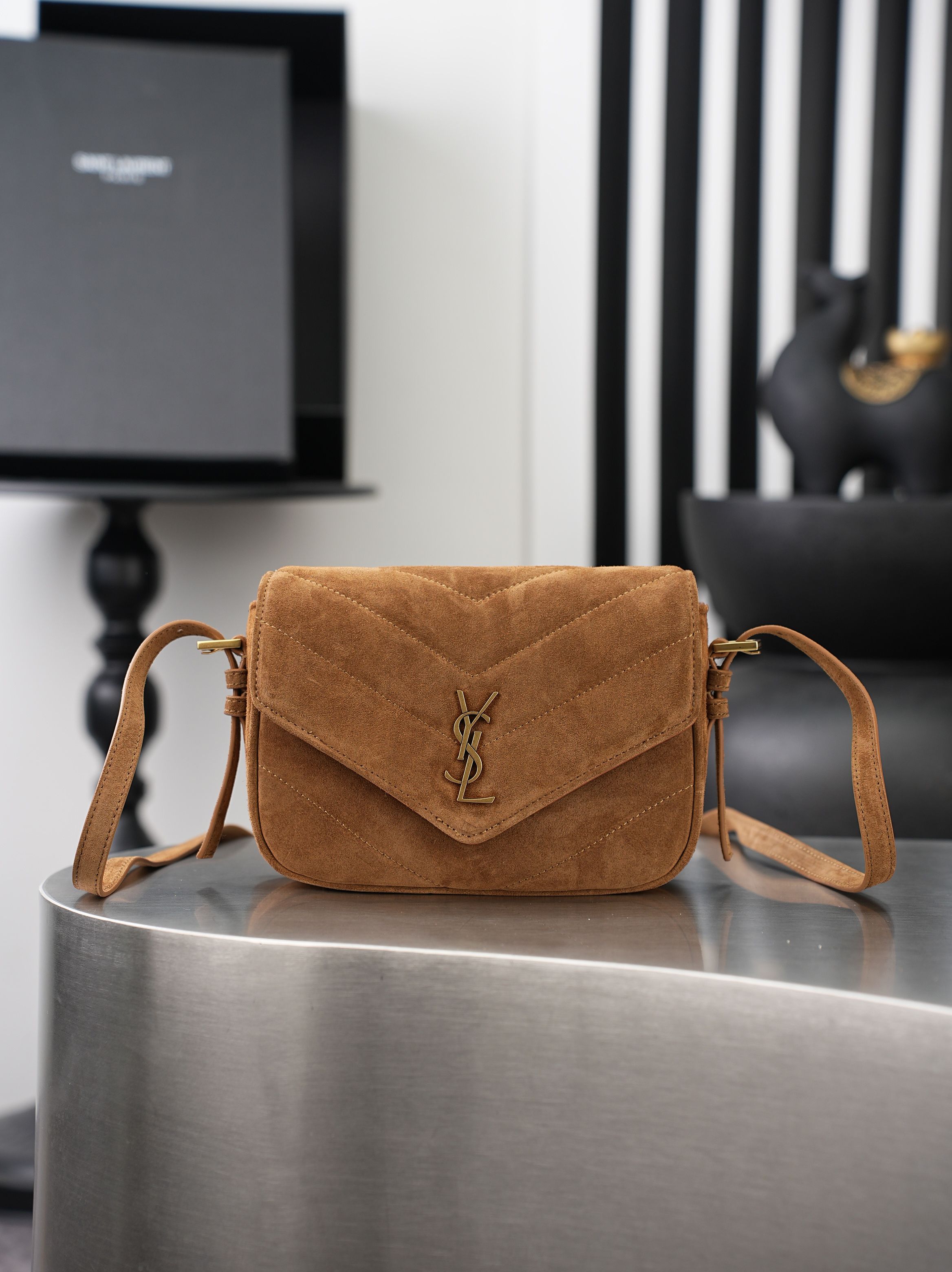 NO:940327,LOULOU Quilted Suede Camera Bag Iconic V-shaped quilting is full and three-dimensional, with retro gold logo logo and twist chain, with French high-end texture. Adjustable shoulder strap design, can be switched between one shoulder or cross-body, suitable for commuting and dating scenarios, is an ideal choice for both elegance and practicality. Batch model 873156 size 21×14×5cm, saint laurent, saint laurent, chamois leather19860909LOULOU绗缝麂皮相机包 标志性V形绗缝饱满立体,搭配复古金logo徽标与麻花链条,自带法式高级质感.可调节肩带设计,可单肩或斜挎切换,适配通勤与约会多种场景,是优雅与实用兼具的理想之选.批 型号873156 尺寸21×14×5cm,圣罗兰,saint laurent,chamois leather,Bag