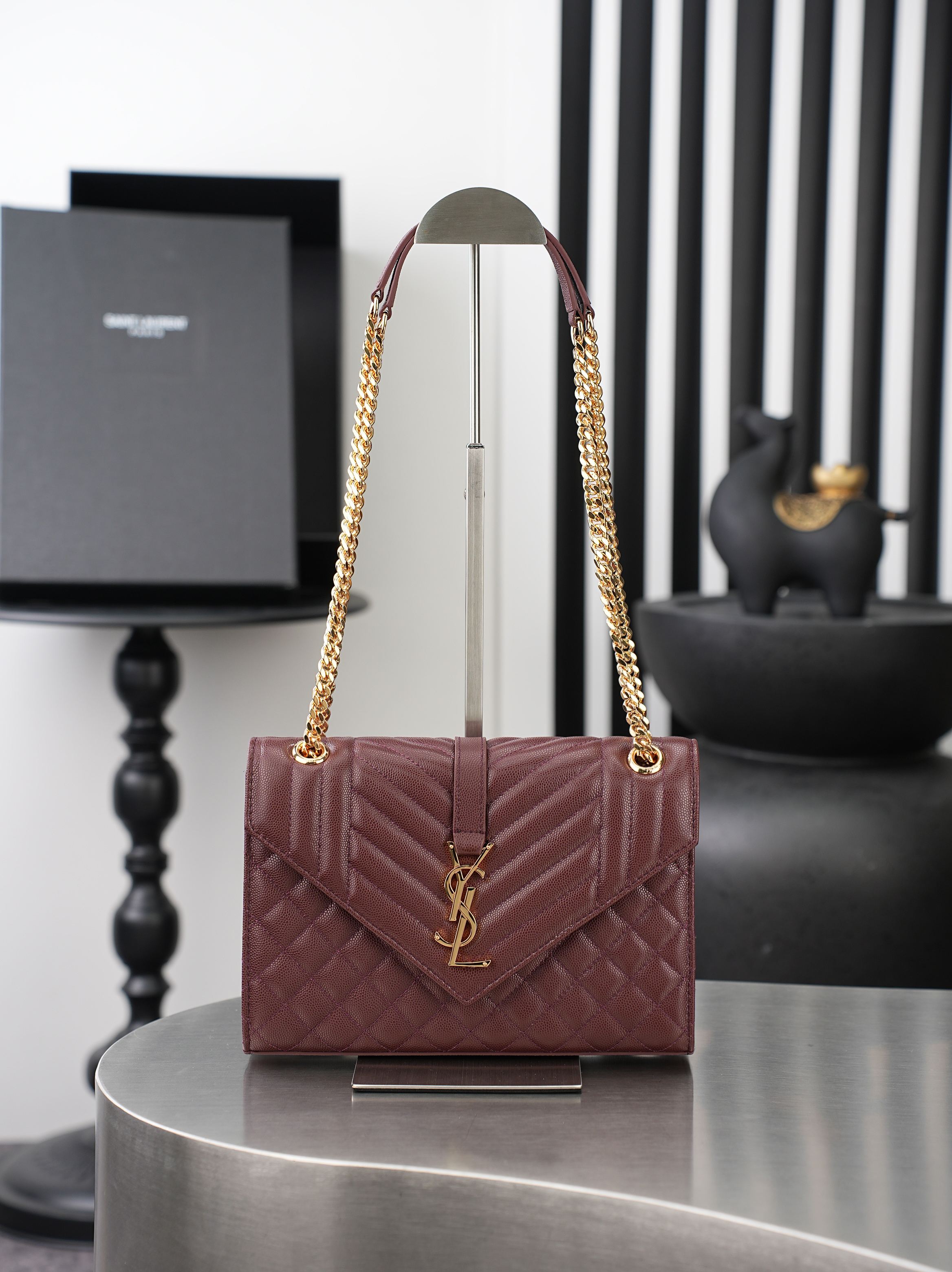 NO:940408,Maroon Caviar with Gold Buckle · Envelope_ Medium Envelope Bag The latest envelope bag with V pattern and rhombus, imported cowhide from Italy, wear-resistant caviar texture, a very atmospheric style, black with gold hardware is very classic, versatile style!  It’s OK to carry it over the shoulder or cross-body!  Can be pretended again!  Model 487206 size 24×17.5×6cm, saint laurent, saint laurent, cowhide19860909枣红金扣鱼子酱· Envelope_中号信封包 最新款V纹拼菱格的信封包,意大利进口牛皮,耐磨的鱼子酱纹理,非常大气的一款 ,黑色搭配金色五金很经典,百搭款！肩背斜挎都ok！又能装！ 型号487206 尺寸24×17.5×6cm,圣罗兰,saint laurent,cowhide,Bag