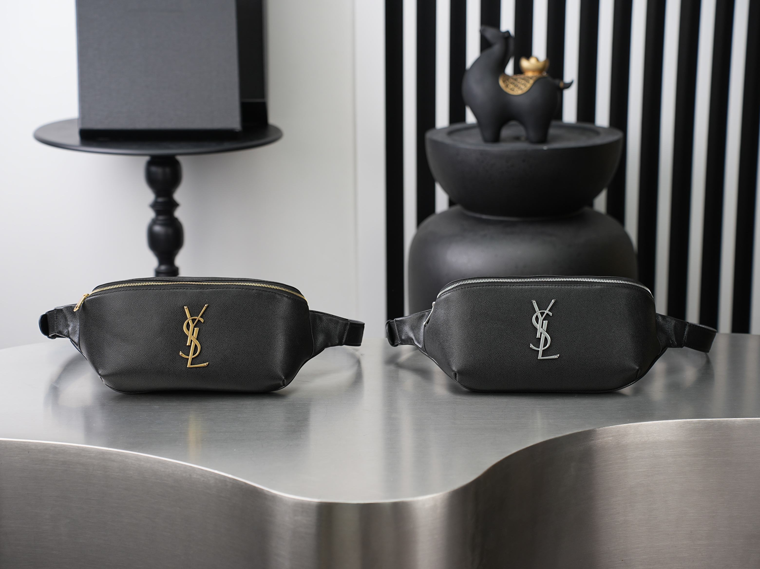 NO:940435,Black caviar with gold buckle · CLASSIC black leather waist bag & chest bag!  Classic iconic logo, 100% top-quality calfskin, 3 card slots inside the bag, and a zipper bag on the back, super practical!  A must-have when going out!  Unisex style!  Couples can carry a bag like this together, which feels very cozy!  Model 569737 size 25×14×3.5cm, saint laurent, saint laurent, cowhide19860909黑色鱼子酱配金扣· CLASSIC 黑色真皮腰包&胸包！经典标志性logo,百分百顶级小牛皮,包内有3个卡片槽,包背面有一个拉链袋,超级无敌实用款！出门必备款！男女通用款！情侣之间一个这样的包可以一起背,感觉很窝心！ 型号569737 尺寸25×14×3.5cm,圣罗兰,saint laurent,cowhide,Bag