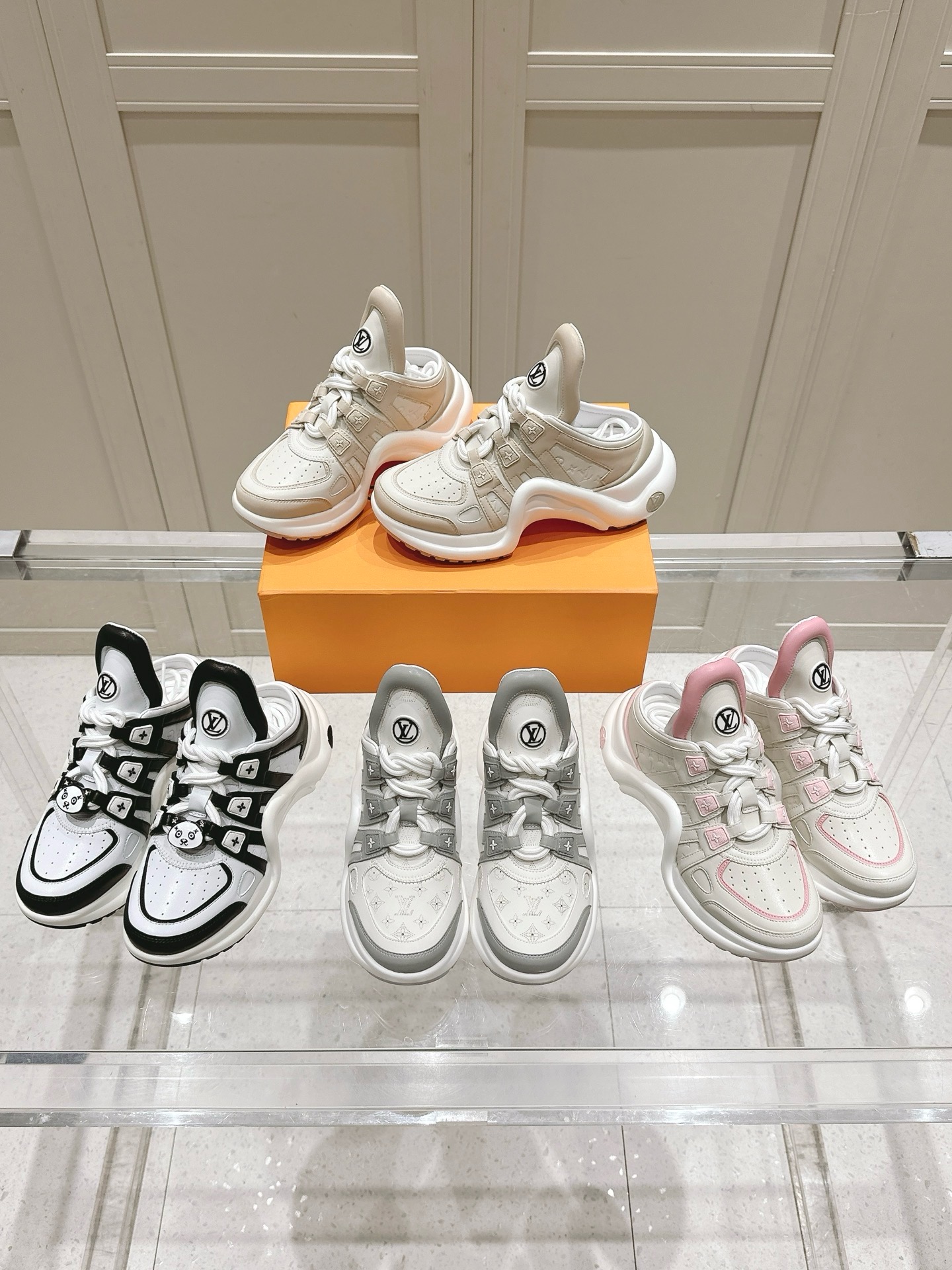 NO:495657,Top version of women's LV Louis Vuitton Donkey Brand L Home Archlight series Classic dad shoes semi-tork arch bridge sports shoes space shoes original purchase and development Made this model LV Archlight exposed-heeled sneakers are made of smooth cowhide leather, craftsmanship perforated Monogram floral pattern, and the same elements are embellished with shoelace rings. The wide wavy outsole presents the LV Circle logo, slowly revealing the summer atmosphere. The delivery counter is exquisitely packaged Fabric: original imported cowhide, original custom soft sheepskin lining, original open molding genuine U-shaped arch bridge outsole, sole thickness 5CM Size: women's 35-40, dad shoes, louis vuitton, louis vuitton, louis vuitton, louis vuitton, louis vuitton, louis vuitton, louis  vuitton,sneakers,cowhide,sheepskin19860909顶级版本女款 LV路易威登 驴牌L家Archlight系列 经典 老爹鞋 半拖 拱桥 运动鞋 太空鞋 原版购入开发 做货 本款 LV Archlight 露跟运动鞋取材光滑牛皮革,以工致穿孔描摹 Monogram 花卉图案,并以相同元素点缀鞋带圈环.宽大波浪形外底呈现 LV Circle 标识,缓缓流露夏日气息 配送专柜精美包装 面料:原版进口头层牛皮 内里原版定制柔软羊皮里 鞋底原版开模正版U型拱桥大底 底厚5CM Size:女款35-40,老爹鞋,louis vuitton,louis vuitton,louis vuitton,louis vuitton,sneakers,cowhide,sheepskin,Women's Shoes