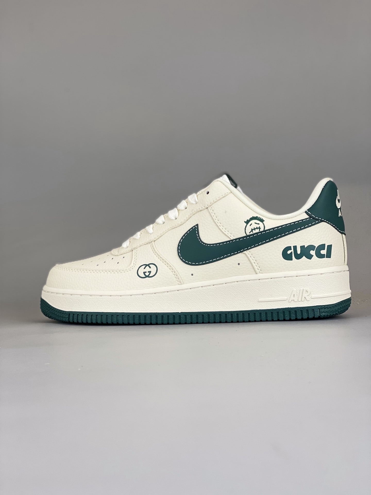 💰220
Nike Air Force 1 Low （古驰联名）空军一号 爆款高端定制
米白基底+深绿色点缀，柔和复古的色调组合。鞋身印有 Gucci 标志性双 G 标识与品牌字样，搭配趣味笑脸涂鸦增添活力；深绿色 Swoosh 采用缝线包边工艺，强化质感与辨识度；后跟装饰与大底颜色呼应，整体视觉统一协调。
双 G 标识+笑脸涂鸦+缝线 Swoosh，每处细节都彰显定制级工艺。自带奢侈品牌潮流属性！
货号：LD1999-017
Size：36 36.5 37.5 38 38.5 39 40 40.5 41 42 42.5 43 44 44.5 45