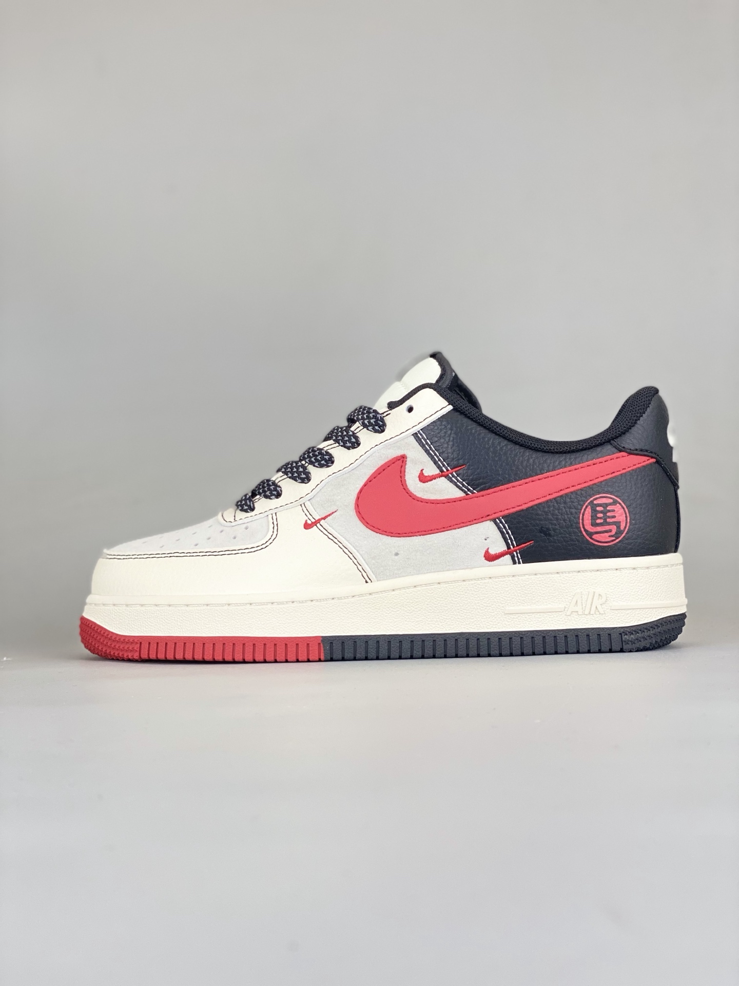 双勾设计 马年炸街 AIR FORCE 1马年双勾限定款登场,黑白红撞色吸睛度拉满,双勾设计打破传统,层次感十足.鞋身骏马挂饰与“马”字标识呼应新年主题,细节处的纹理质感尽显匠心.Air气垫脚感柔软回弹,日常穿搭适配各种风格,既是马年专属的潮流符号,也是出街炸场的吸睛利器,让你在新的一年里步步生风,潮范全开. 货号:HT5088-620