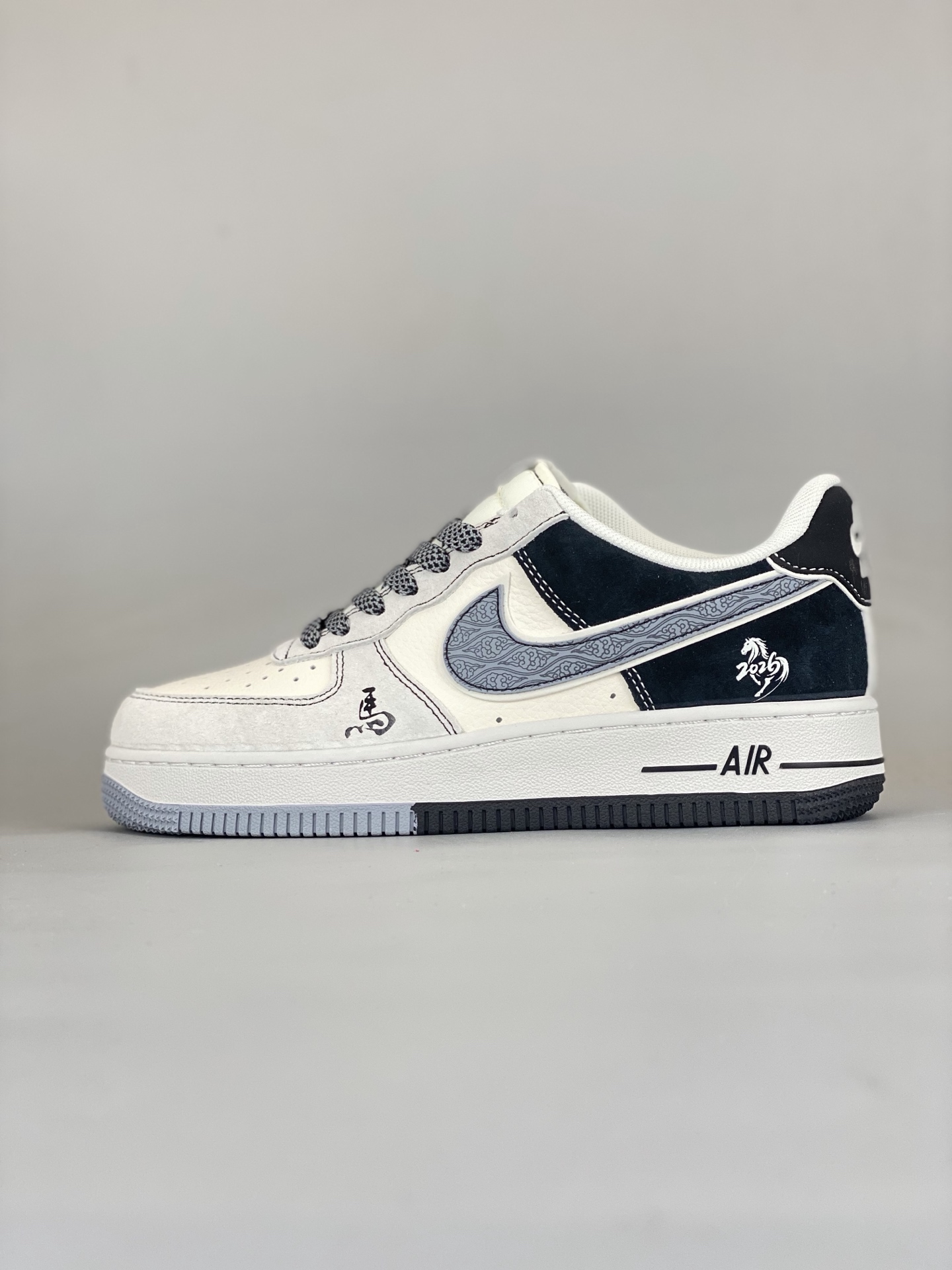 黑白国风AF1炸场 AIR FORCE 1 这双黑白撞色AF1把国风玩出潮味,鞋身的水墨马纹与腰果花Swoosh呼应马年主题,红色挂饰点亮整体造型.翻毛皮与皮革拼接层次丰富,经典气垫底保障日常缓震,不管是搭配国潮服饰还是街头穿搭,都能让你在新年脱颖而出,兼具颜值与辨识度. 货号:HT5088-636