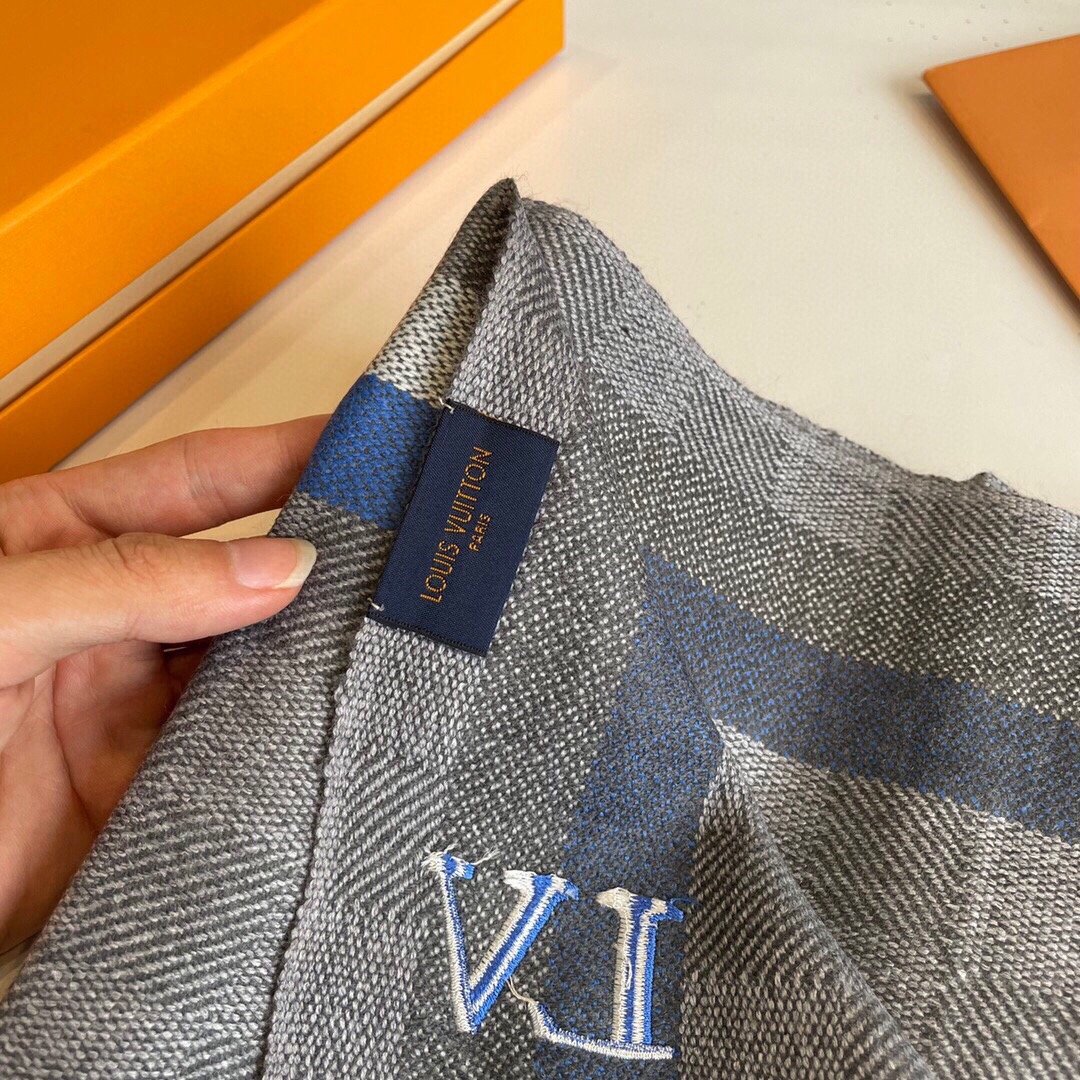 新款上市LV超级有品百搭的款绝对质量好到爆的超值️最新出口男女羊绒围巾.羊绒提花手感细腻度非常好️关键这