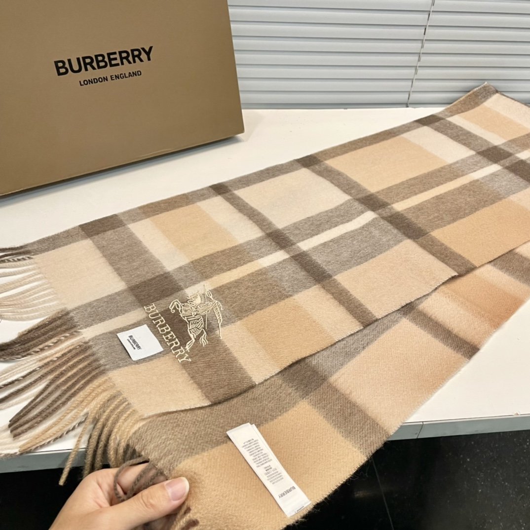 burberry经典羊绒格子围巾专柜最新品相目前专柜都换上了新标经典中的经典.全品相其他什么F货都弱爆了
